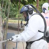 Oberbürgermeister Torsten Burmester bei einer Reinigungsaktion der Kölner Anti Spray Aktion (KASA) am Kinderspielplatz am Aachener Weiher/Hiroshima-Nagasaki-Park.