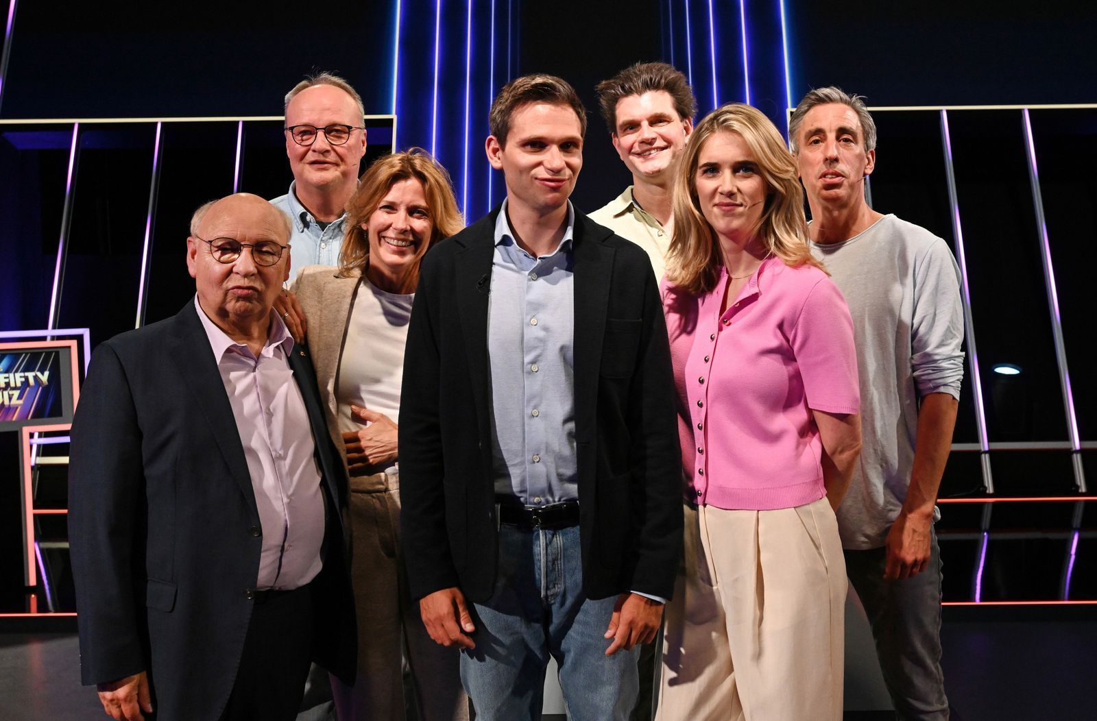 In der ersten Ausgabe von „Das Fifty-Fifty-Quiz“ empfängt Fabian Köster (Mitte) einige „heute-show“-Kolleginnen und-Kollegen (von links): Hans-Joachim Heist, Oliver Welke, Valerie Niehaus, Lutz van der Horst, Katjana Gerz und Alexander Schubert.  (Bild: NDR/BBC-Studios/Uwe Ernst)