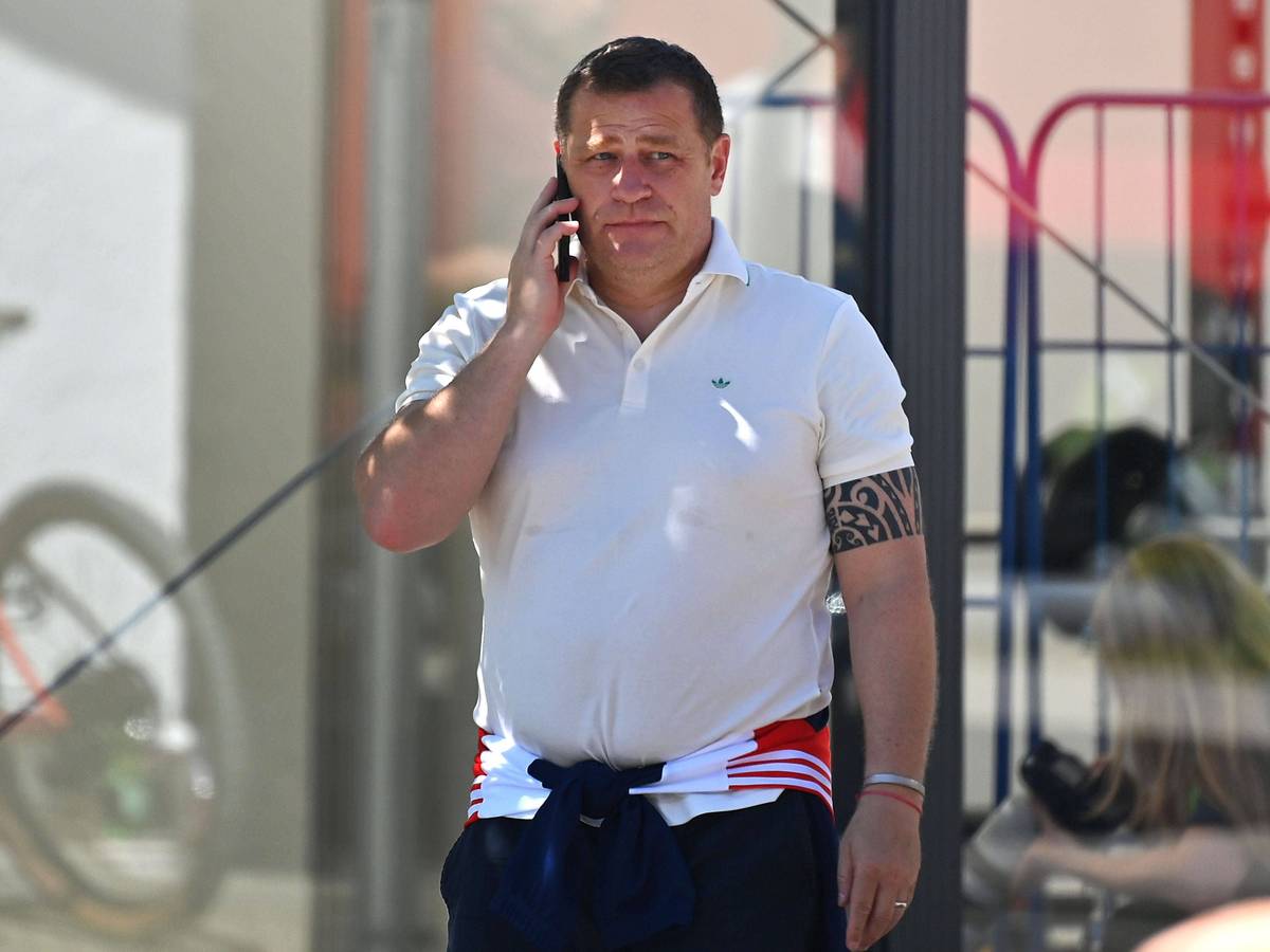 Max Eberl telefoniert im Trainingslager.