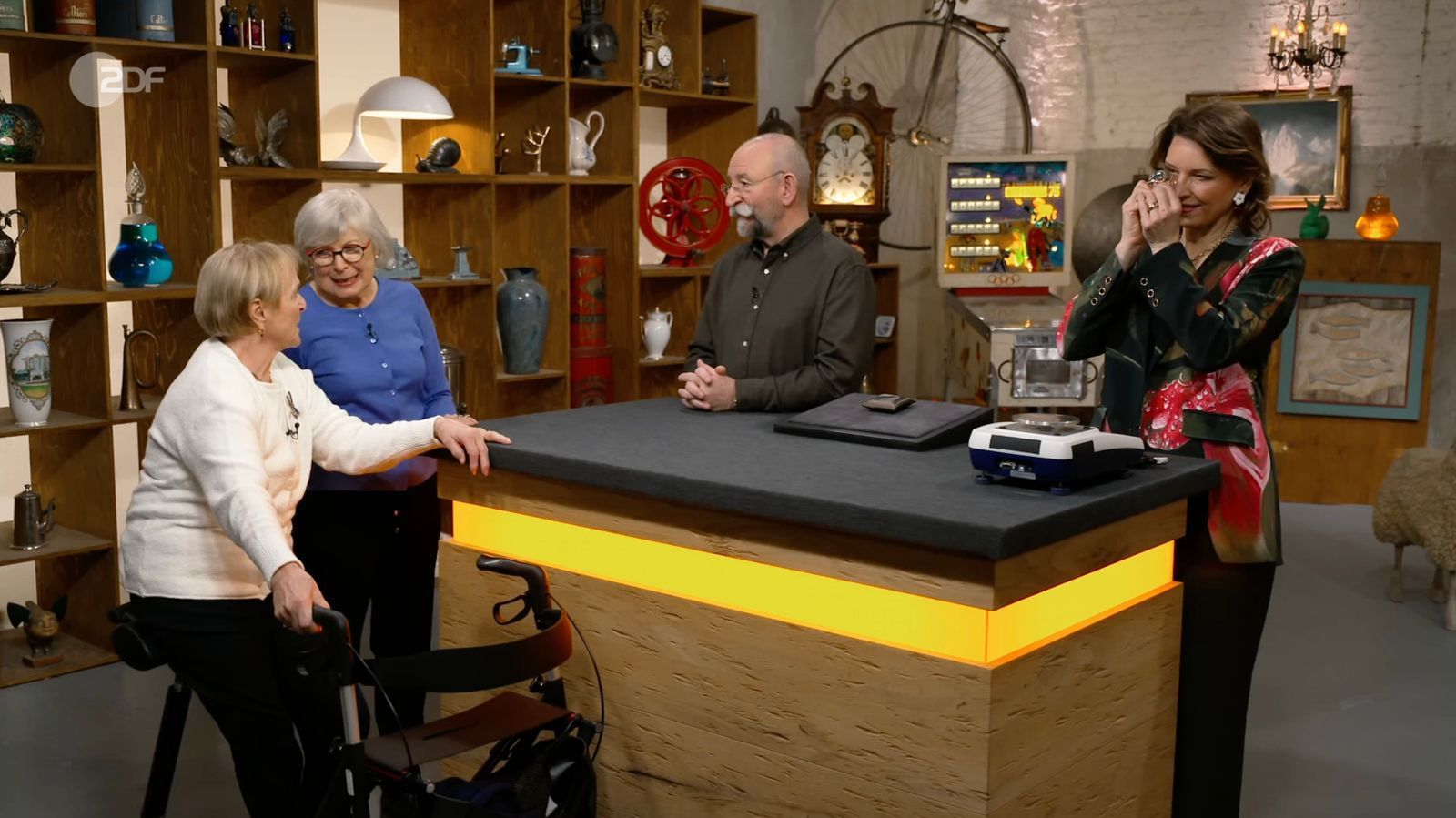 Hiltrud und Anneliese aus Erlangen, seit fast 50 Jahren Freundinnen, erzählten Horst Lichter in der Mittwochsausgabe der ZDF-Trödelshow „Bares für Rares“ von ihrem gemeinsamen Hobby: „Reisen“. (Bild: ZDF)