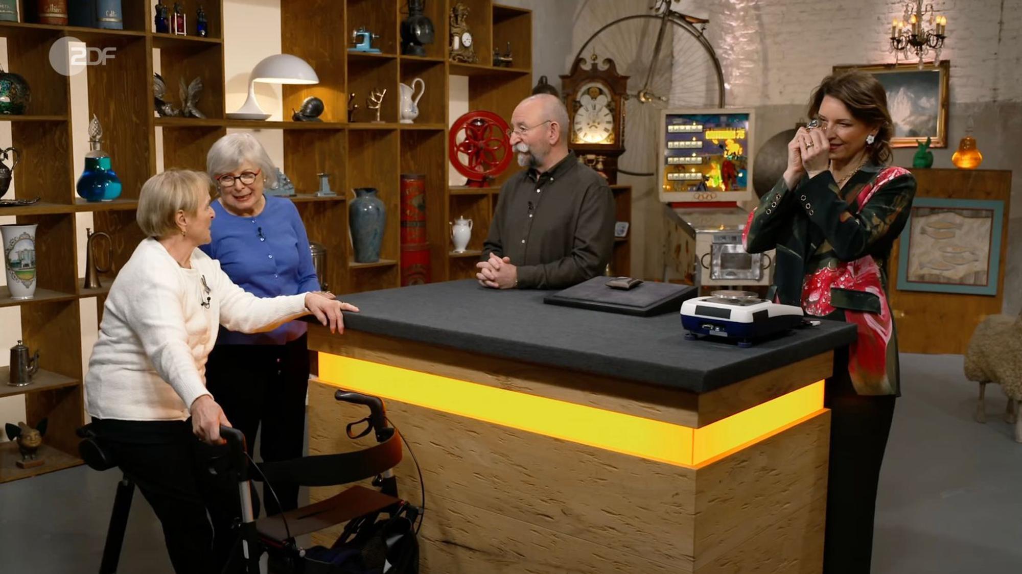 Hiltrud und Anneliese aus Erlangen, seit fast 50 Jahren Freundinnen, erzählten Horst Lichter in der Mittwochsausgabe der ZDF-Trödelshow „Bares für Rares“ von ihrem gemeinsamen Hobby: „Reisen“. (Bild: ZDF)