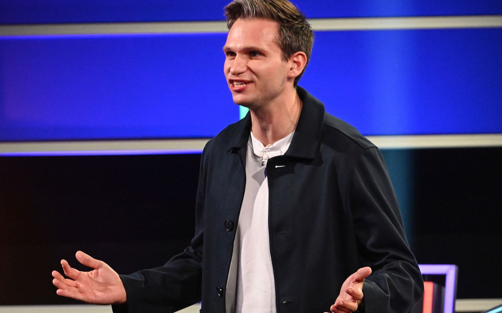 „heute-show“-Comedian Fabian Köster probiert sich in „Das Fifty-Fifty Quiz“ erstmals als Quizmaster aus. Im Interview spricht der 31-Jährige Kölner über seinen ungewöhnlichen Werdegang vom ZDF-Praktikum zum TV- und Bühnenstar. (Bild: NDR/BBC-Studios/Uwe Ernst)