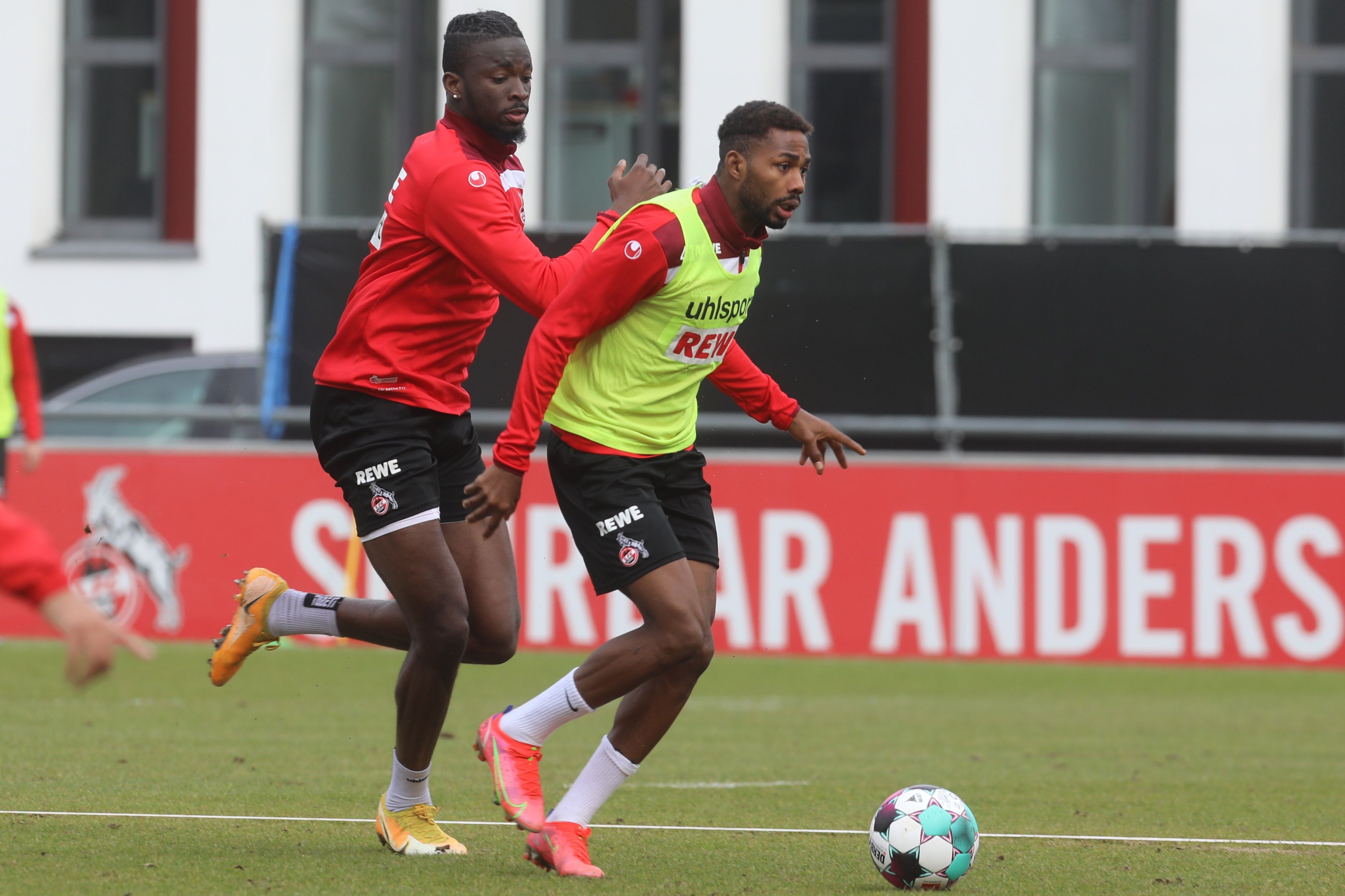 Tolu Arokodare (l.) im Zweikampf mit Emmanuel Dennis.