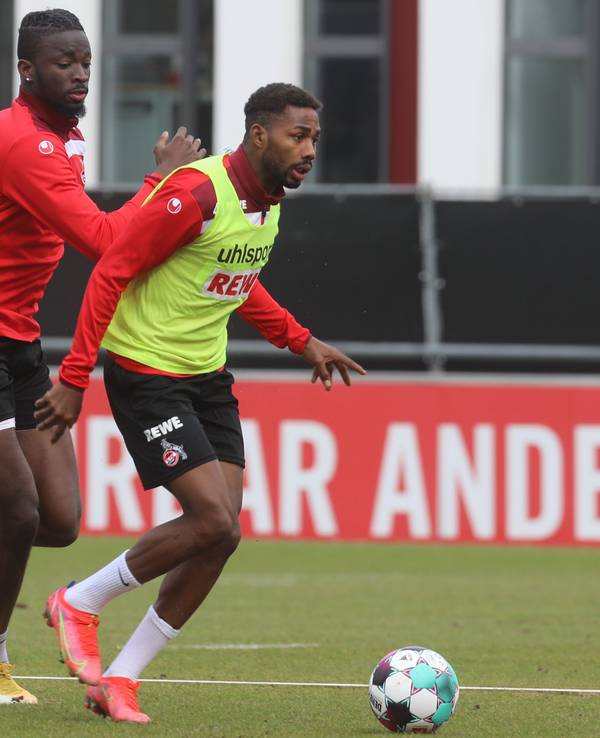 Tolu Arokodare (l.) im Zweikampf mit Emmanuel Dennis.