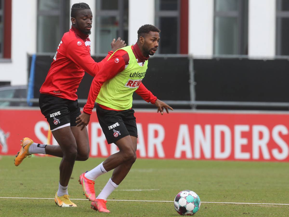 Tolu Arokodare (l.) im Zweikampf mit Emmanuel Dennis.