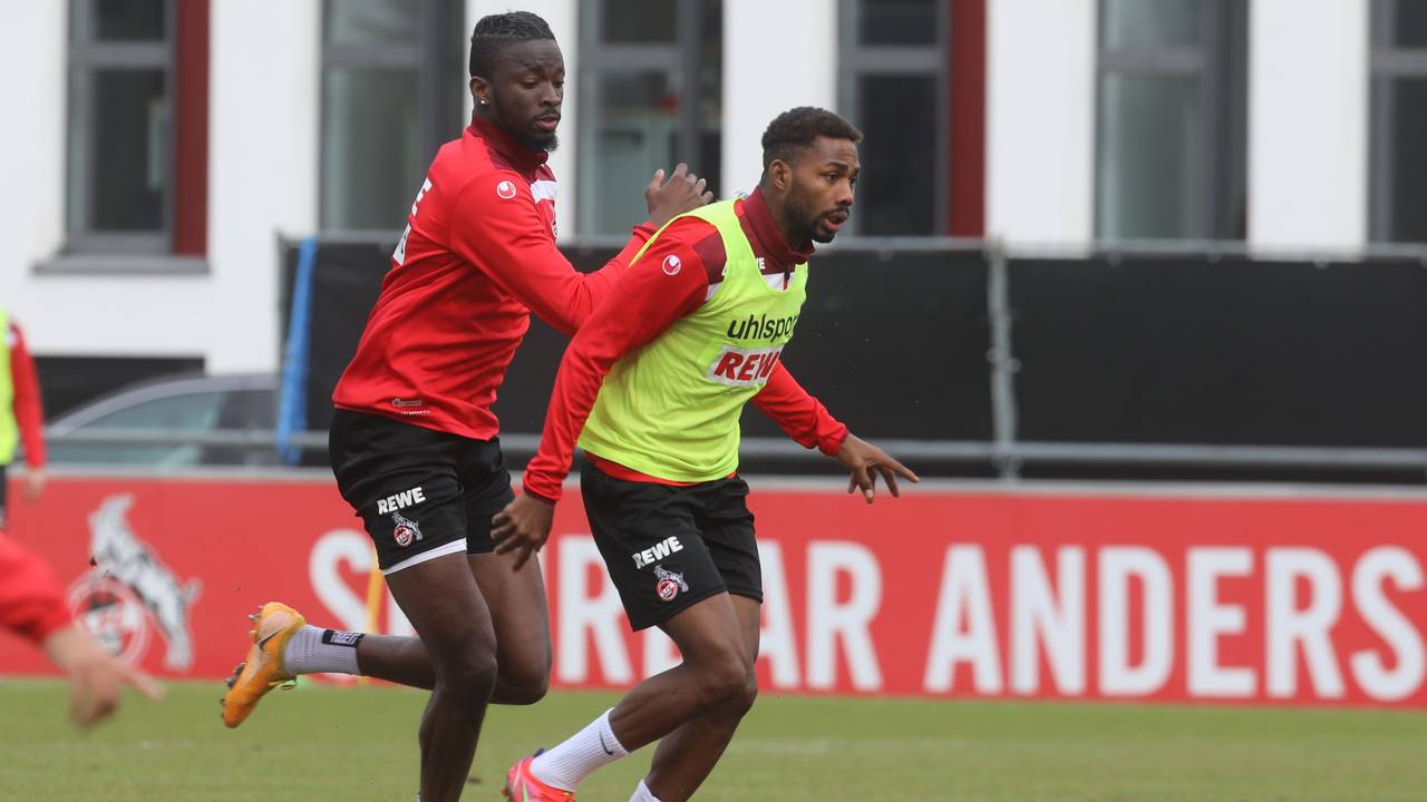 Tolu Arokodare (l.) im Zweikampf mit Emmanuel Dennis.