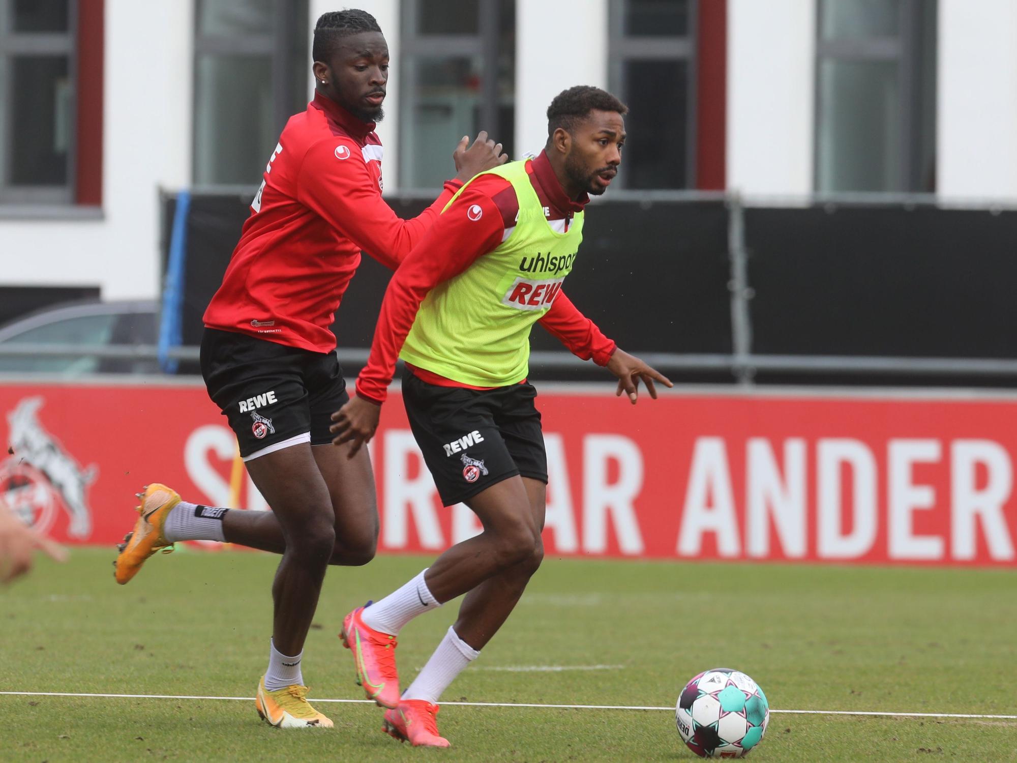 Tolu Arokodare (l.) im Zweikampf mit Emmanuel Dennis.