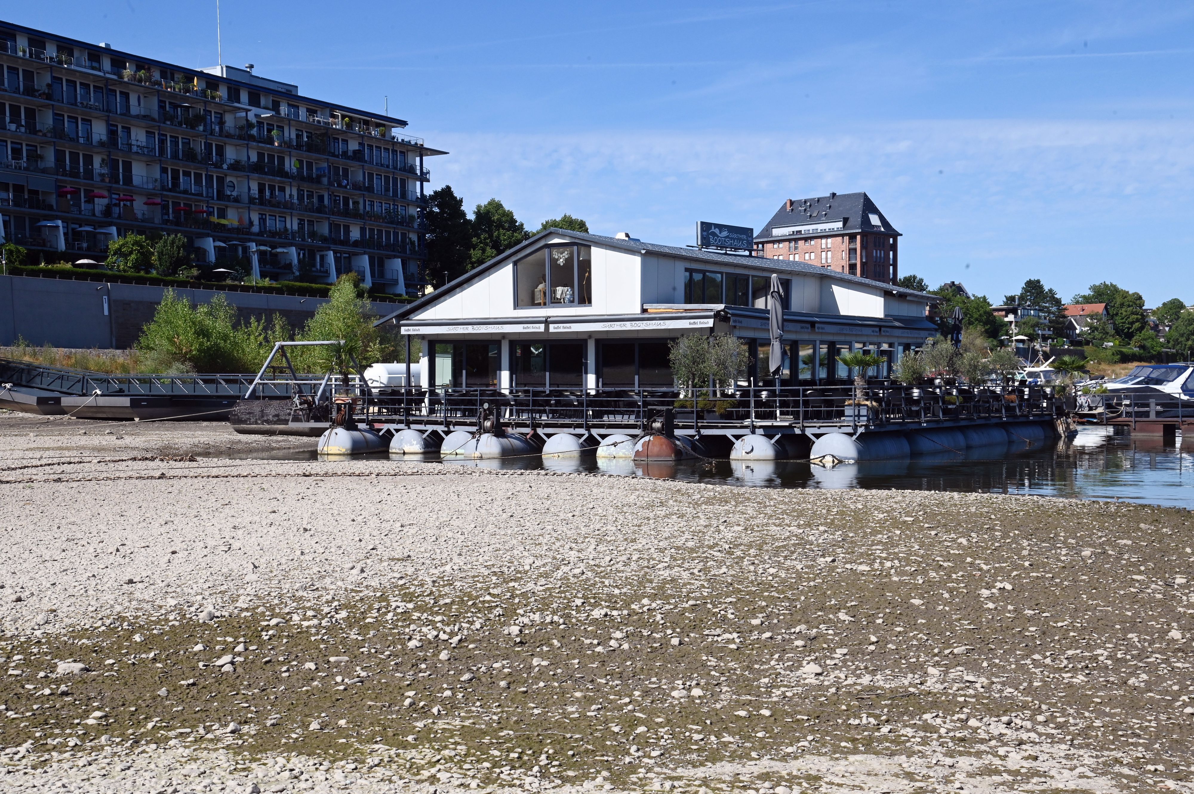 Das Sürther Bootshaus liegt teilweise auf Grund, das belastet auch die Gebäudestruktur. Hier bei einem Pegelstand von 78 Zentimetern.