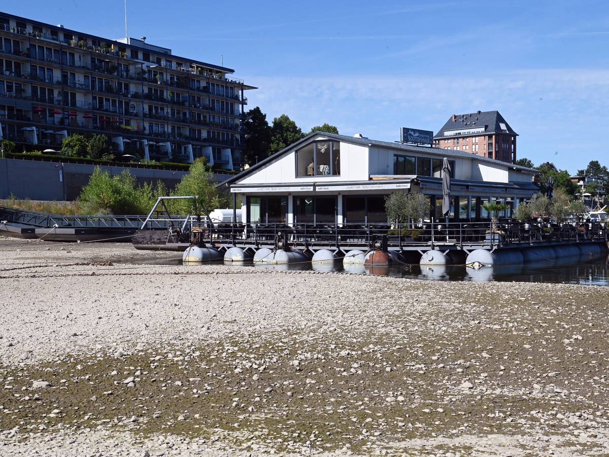 Das Sürther Bootshaus liegt teilweise auf Grund, das belastet auch die Gebäudestruktur. Hier bei einem Pegelstand von 78 Zentimetern.