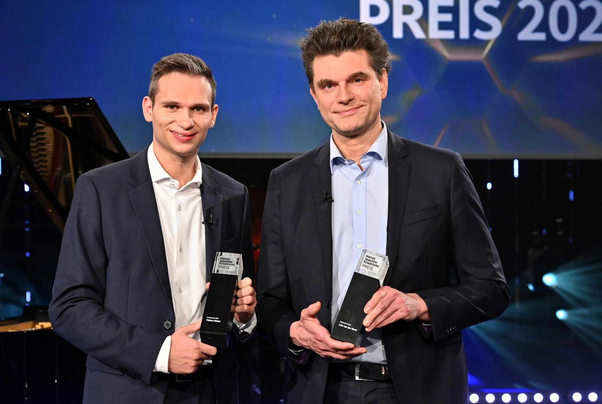 Hohe Auszeichnung für zwei Comedians. 2024 erhielten Fabian Köster (links) und sein „heute-show“-Kollege Lutz van der Horst den Hanns Joachim Friedrichs Preis. (Bild: NDR/Uwe Ernst)