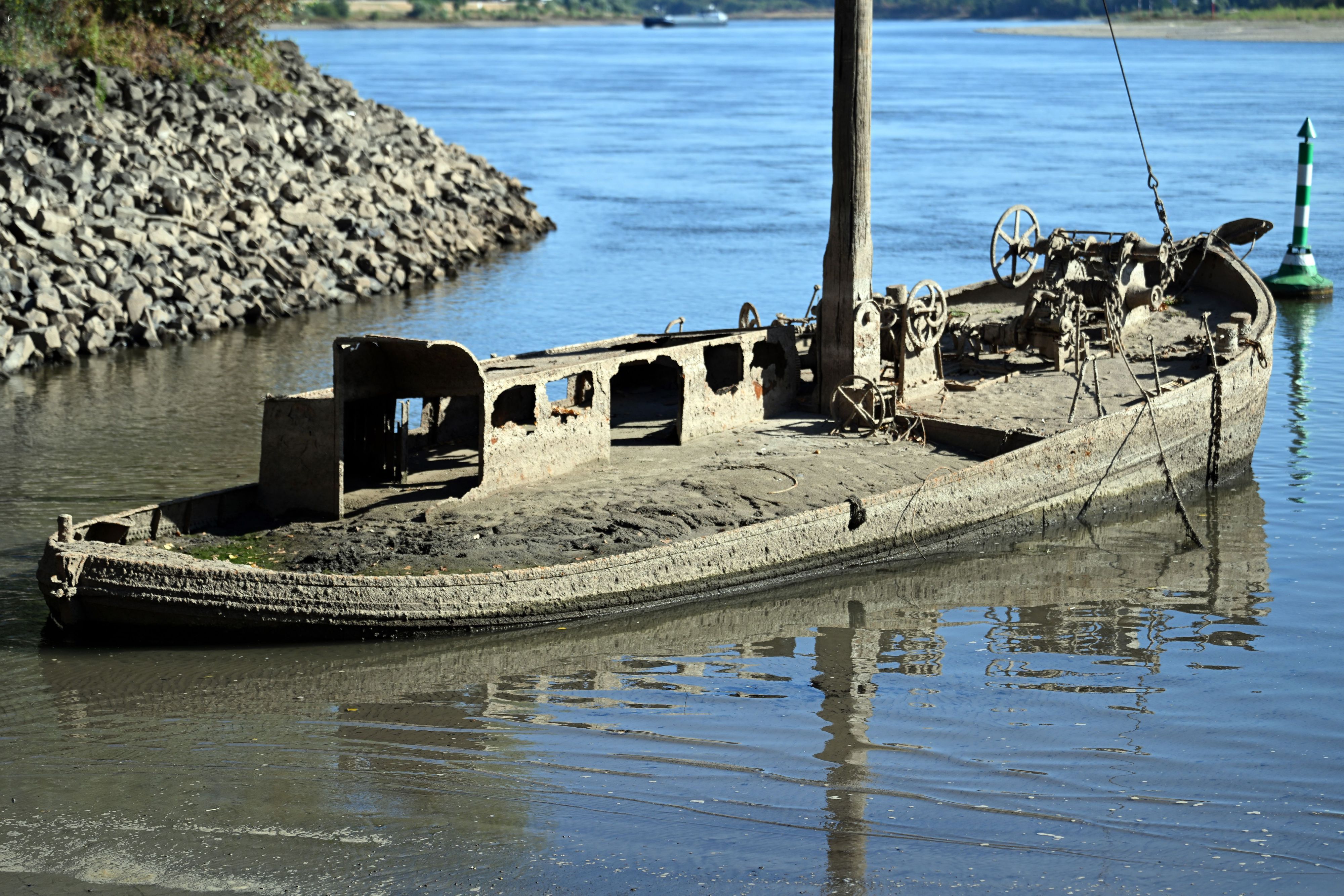 Ein Schiffswrack ist am Rhein zu sehen.