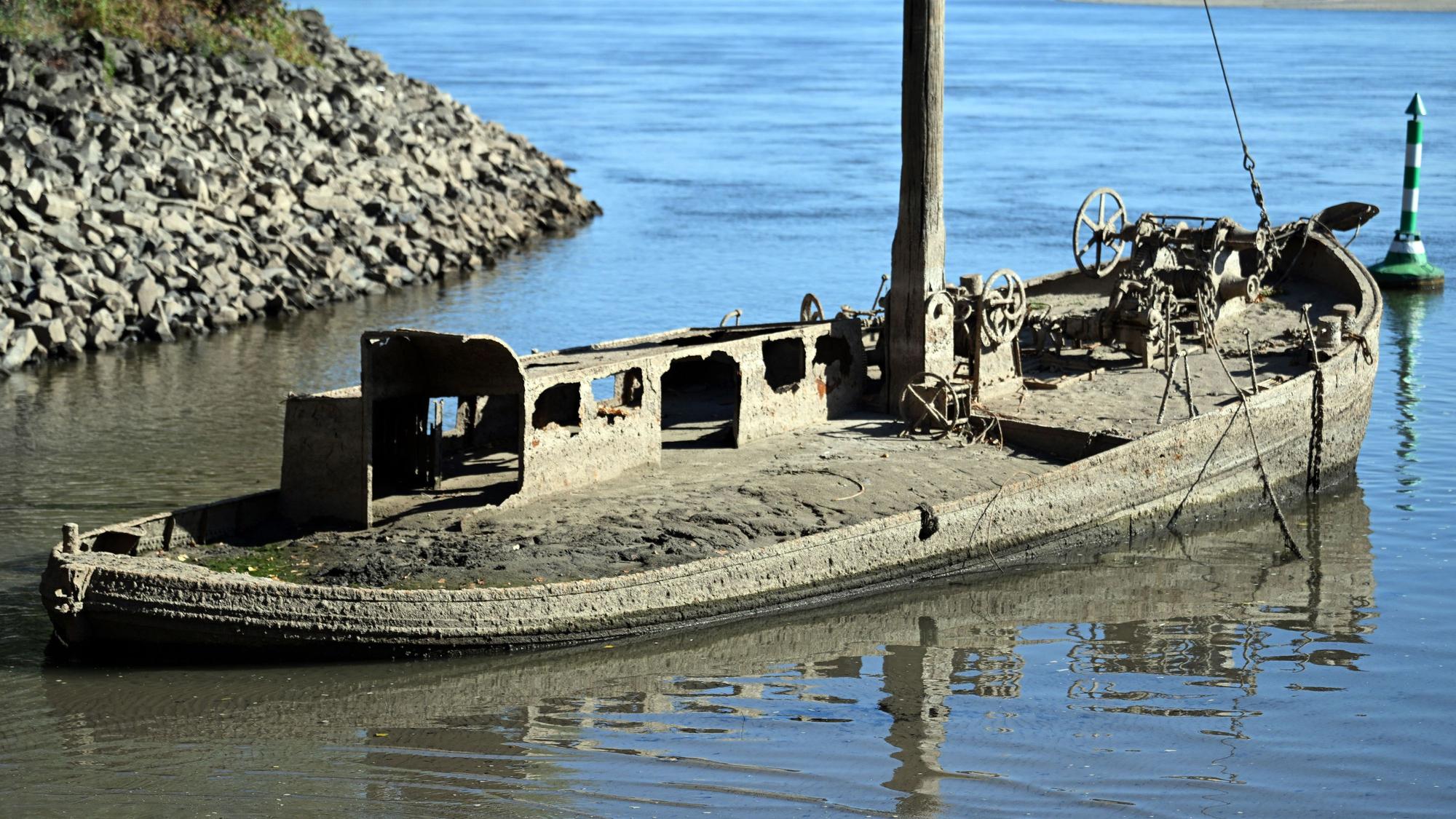 Ein Schiffswrack ist am Rhein zu sehen.