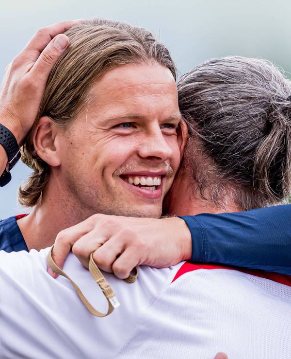 Örjan Nyland wird beim Training von RB Leipzig mit einer Umarmung begrüßt.