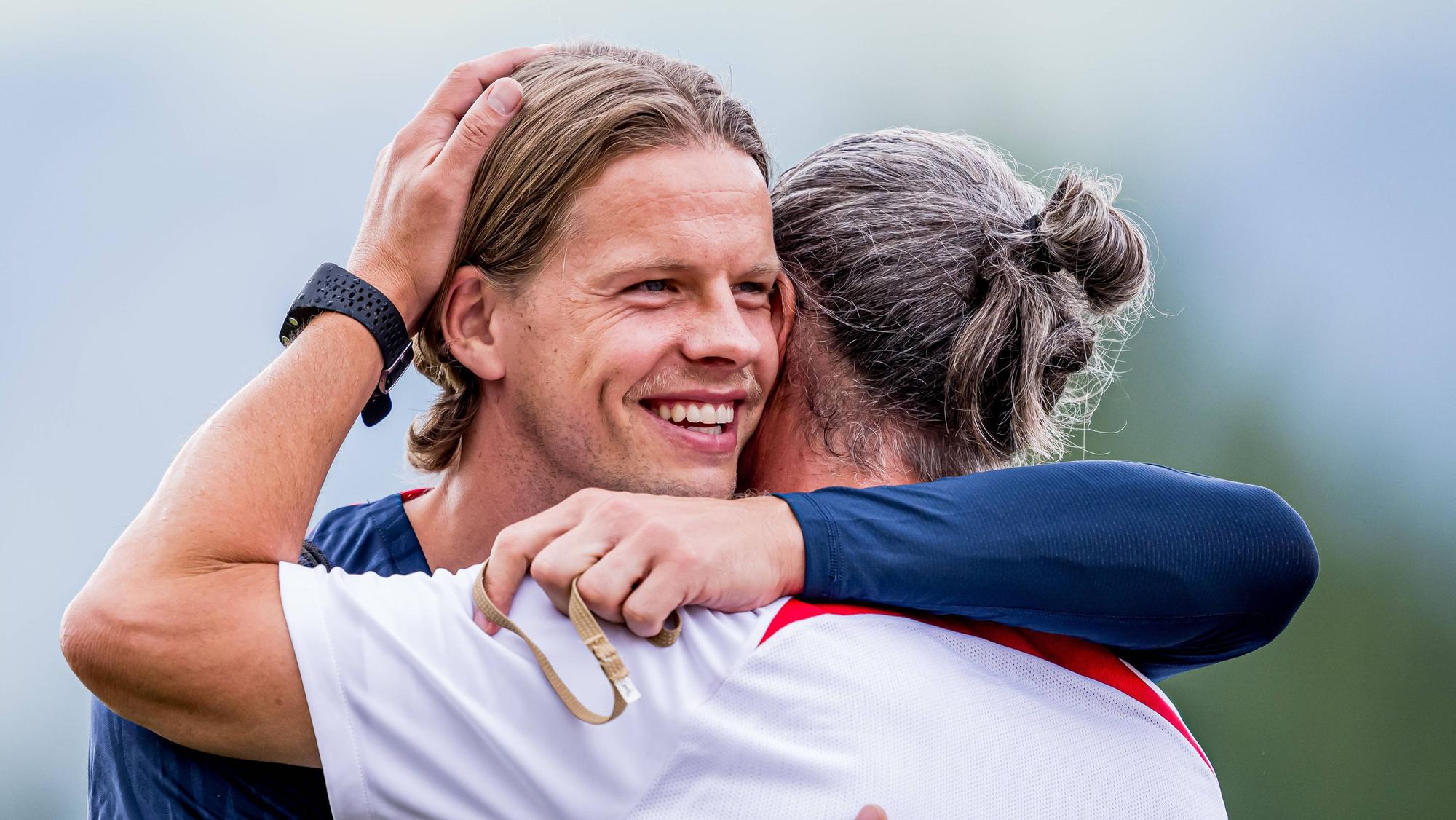 Örjan Nyland wird beim Training von RB Leipzig mit einer Umarmung begrüßt.