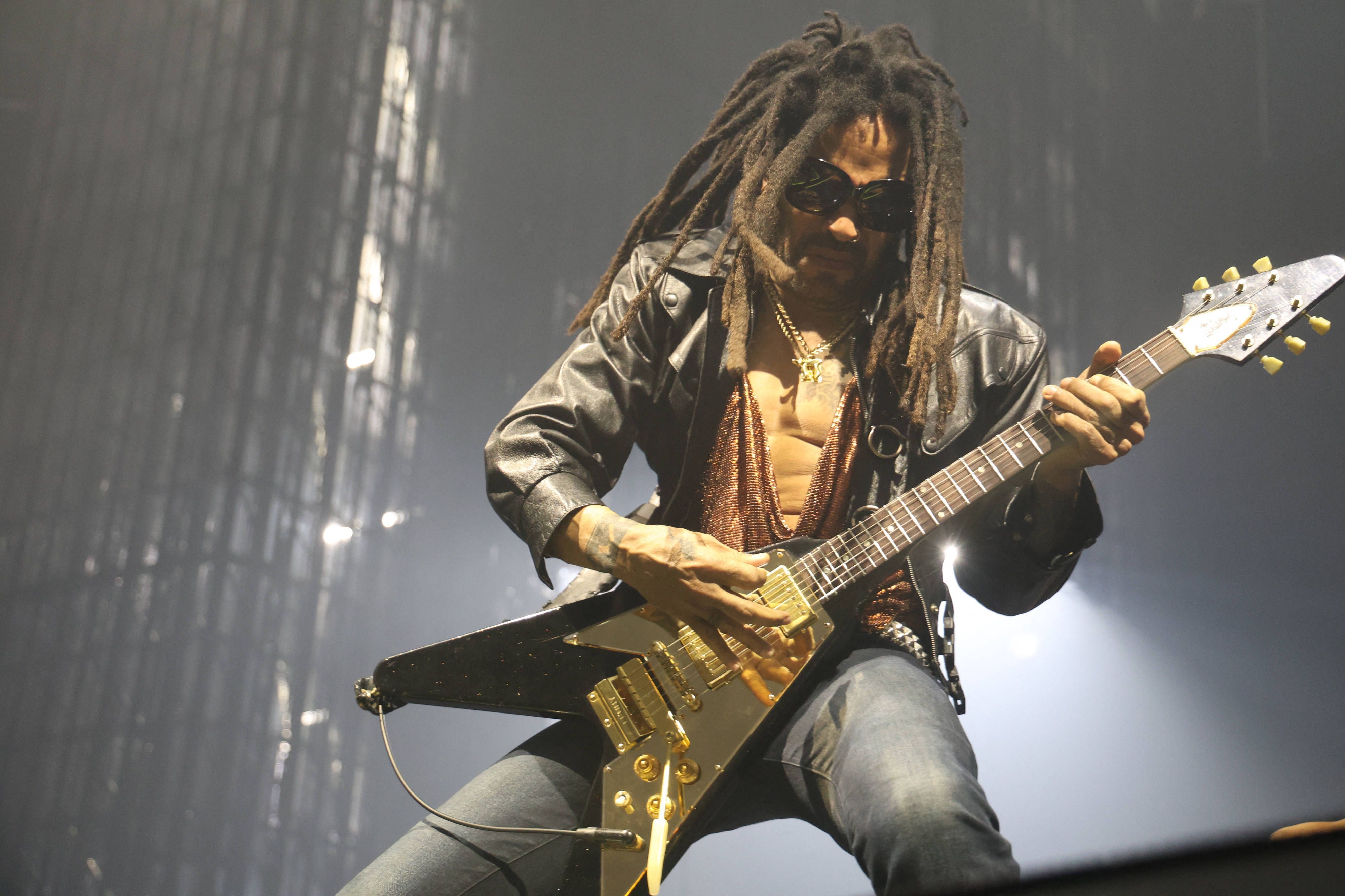 Lenny Kravitz spielt bei einem Konzert Gitarre.