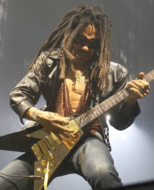 Lenny Kravitz spielt bei einem Konzert Gitarre.