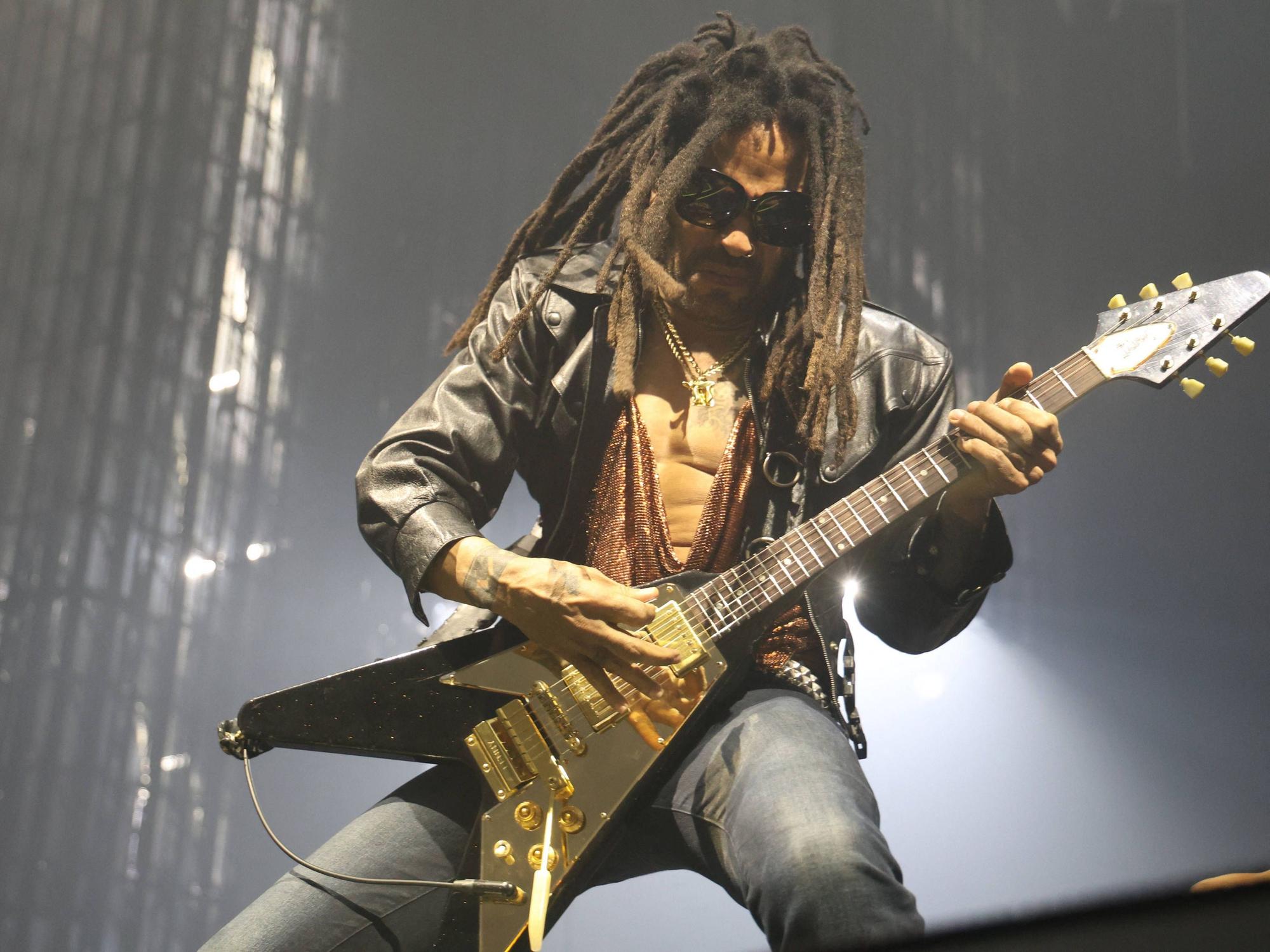 Lenny Kravitz spielt bei einem Konzert Gitarre.