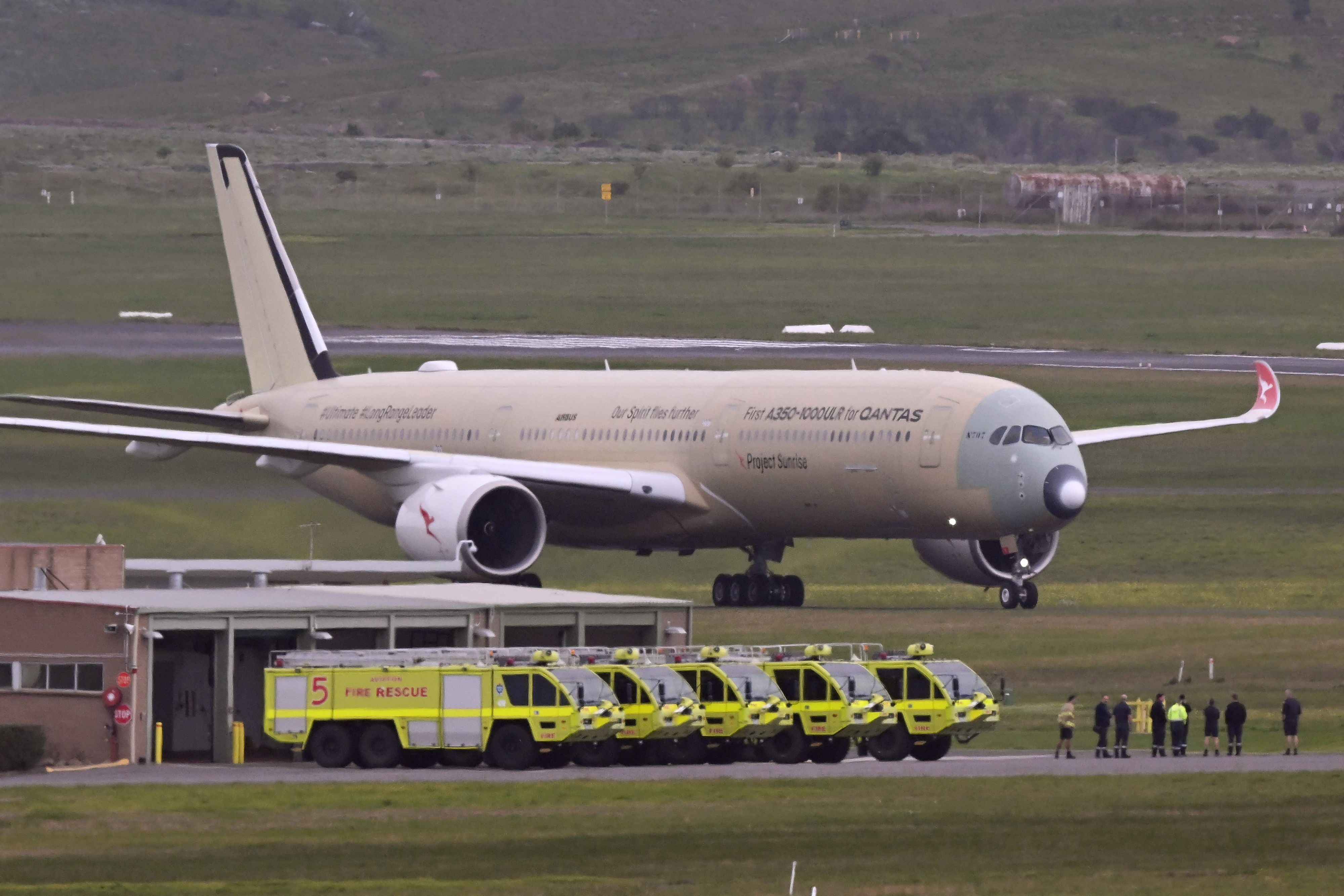 Ein A350-1000ULR der Qantas am 24. Juli 2026 auf dem Flughafen Tullamarine in Melbourne. Das Langstreckenflugzeug ist das erste im Rahmen der Pläne von Qantas, Nonstop-Flüge von Sydney nach London und später von Sydney nach New York durchzuführen.