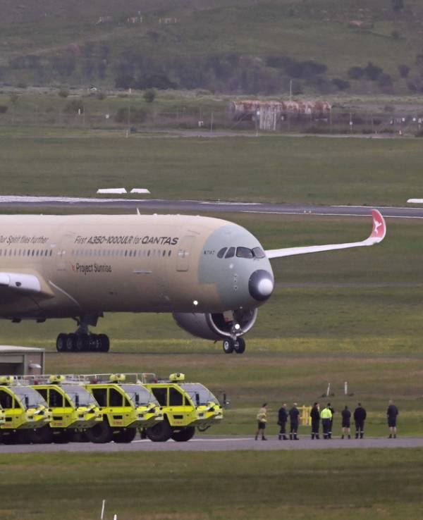 Ein A350-1000ULR der Qantas am 24. Juli 2026 auf dem Flughafen Tullamarine in Melbourne. Das Langstreckenflugzeug ist das erste im Rahmen der Pläne von Qantas, Nonstop-Flüge von Sydney nach London und später von Sydney nach New York durchzuführen.
