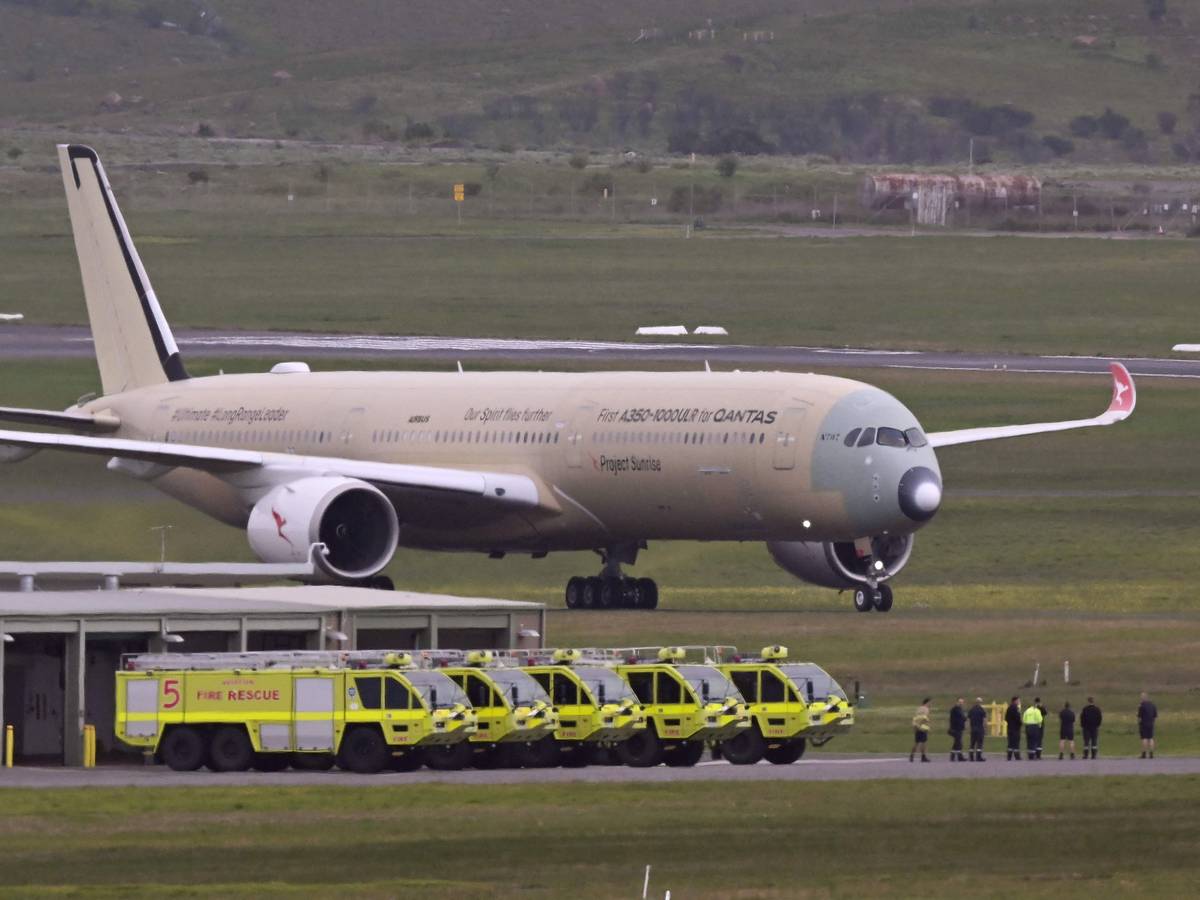 Ein A350-1000ULR der Qantas am 24. Juli 2026 auf dem Flughafen Tullamarine in Melbourne. Das Langstreckenflugzeug ist das erste im Rahmen der Pläne von Qantas, Nonstop-Flüge von Sydney nach London und später von Sydney nach New York durchzuführen.