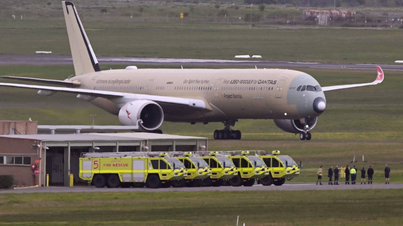 Ein A350-1000ULR der Qantas am 24. Juli 2026 auf dem Flughafen Tullamarine in Melbourne. Das Langstreckenflugzeug ist das erste im Rahmen der Pläne von Qantas, Nonstop-Flüge von Sydney nach London und später von Sydney nach New York durchzuführen.