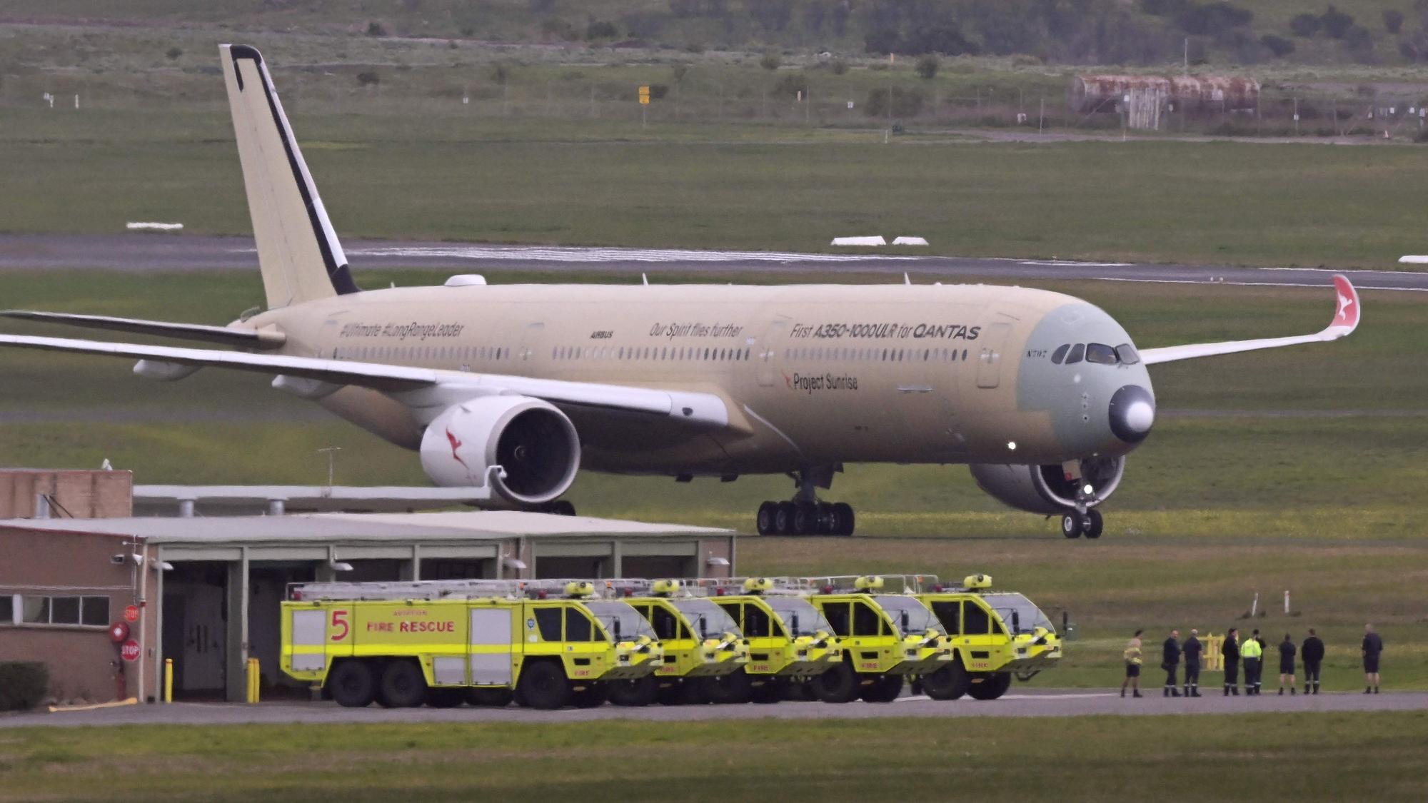 Ein A350-1000ULR der Qantas am 24. Juli 2026 auf dem Flughafen Tullamarine in Melbourne. Das Langstreckenflugzeug ist das erste im Rahmen der Pläne von Qantas, Nonstop-Flüge von Sydney nach London und später von Sydney nach New York durchzuführen.