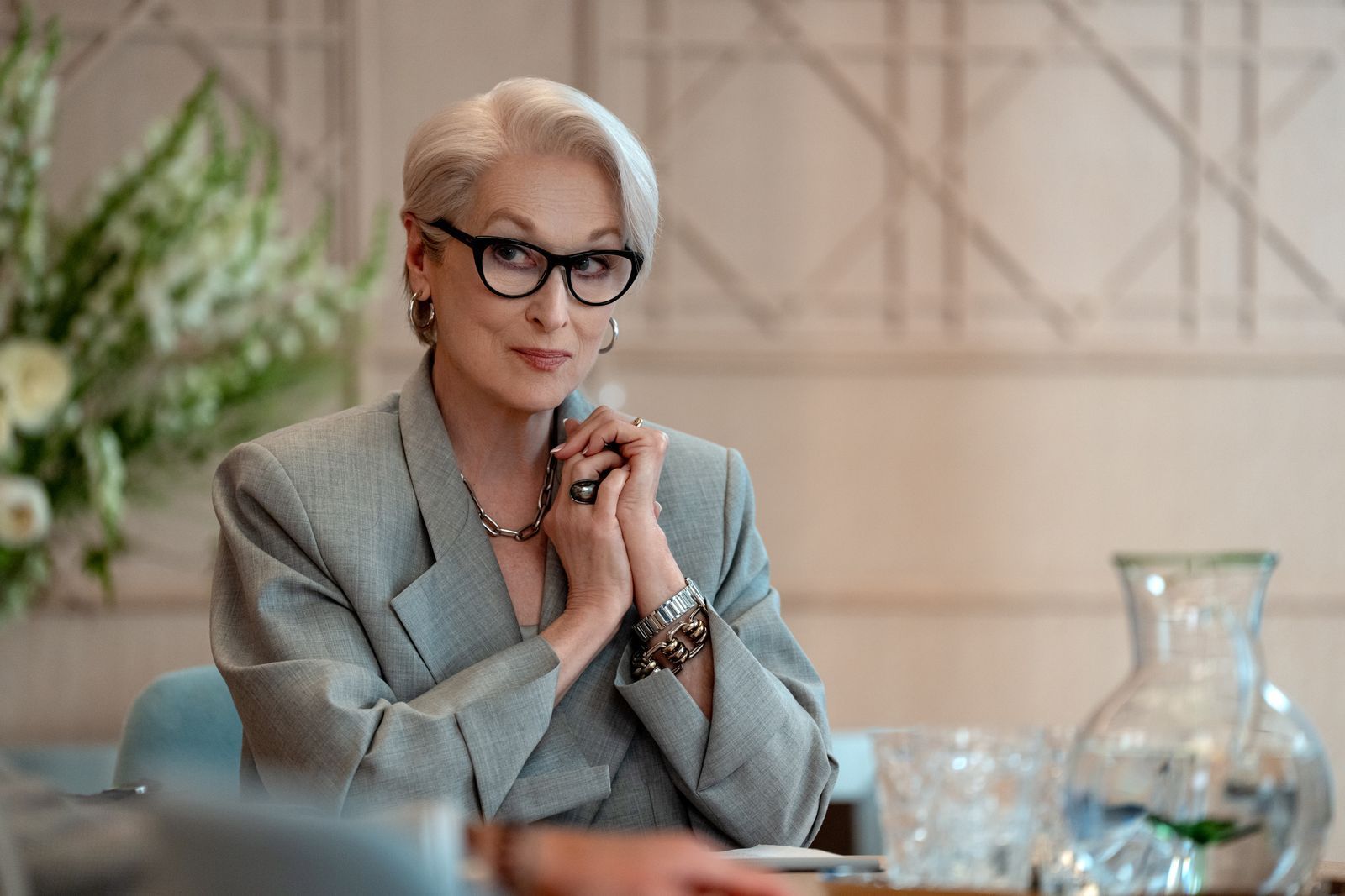 Dass Meryl Streep auch komisch sein kann, beweist die Oscar-Preisträgerin auch in „Der Teufel trägt Prada 2“: Als virulent bösartige Chefredakteurin eines Modemagazins teilt sie in der Fashion-Parodie wiedre kräftig aus und zeigt, dass die Welt des schönen Scheins der Vorhof zur Hölle ist. (Bild: Disney/20th Century Studios/Macall Polay)