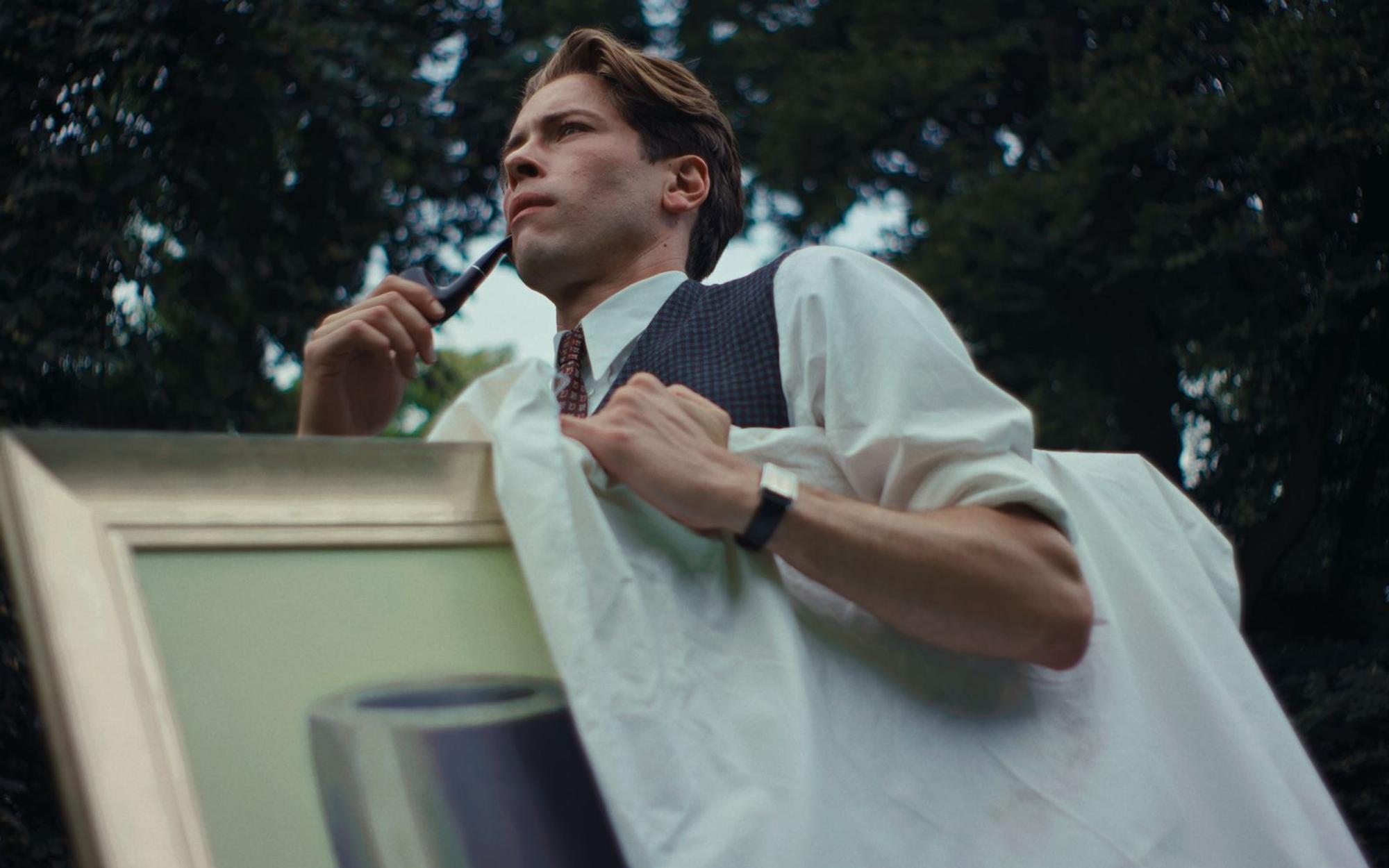 Ganz nebenbei und halb verdeckt zeigt der junge Magritte (Pierre Gervais) sein berühmtes Gemälde „La trahison des images“. (Bild: ZDF/Panenka)