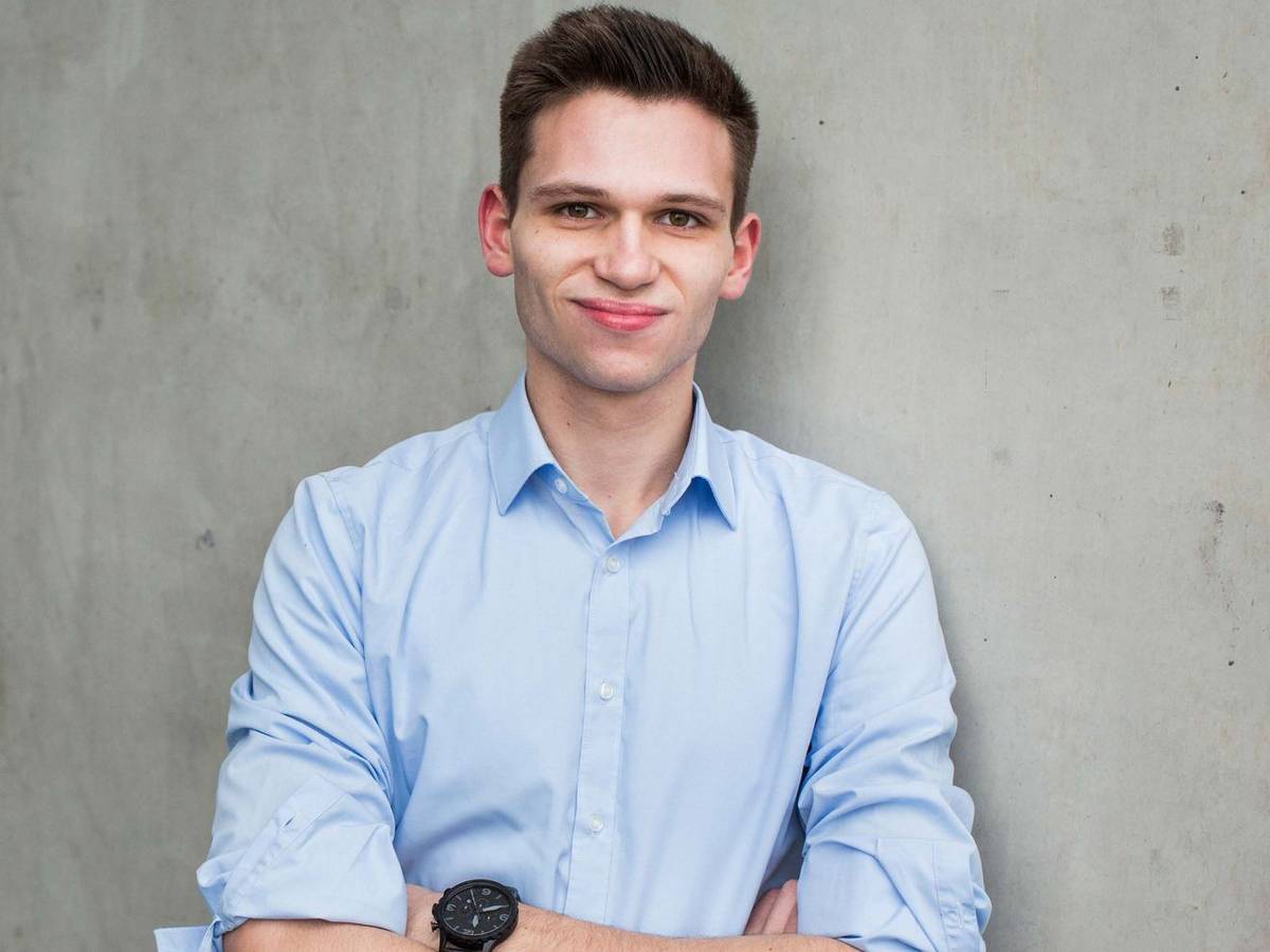 Fabian Köster ist seit 2016 als Außenreporter der Satire-Nachrichtensendung „heute-show“ im ZDF im Einsatz. Der Kölner tourt mit seinen Bühnenprogrammen durch die Republik und produziert mit dem ehemaligen Fußball-Nationalspieler Jonas Hector den Podcast „Schlag und Fertig“. Nun moderiert er sogar eine Quizshow. (Bild: ZDF/Fabian Stuertz)