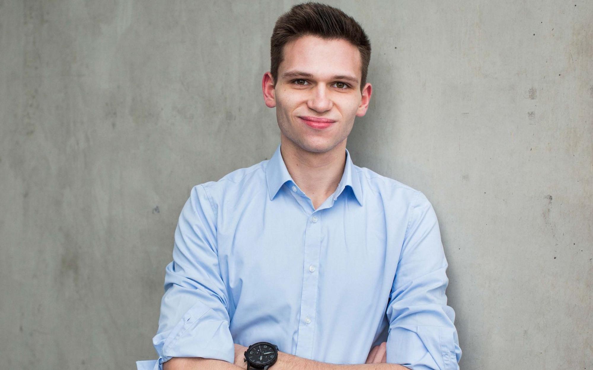 Fabian Köster ist seit 2016 als Außenreporter der Satire-Nachrichtensendung „heute-show“ im ZDF im Einsatz. Der Kölner tourt mit seinen Bühnenprogrammen durch die Republik und produziert mit dem ehemaligen Fußball-Nationalspieler Jonas Hector den Podcast „Schlag und Fertig“. Nun moderiert er sogar eine Quizshow. (Bild: ZDF/Fabian Stuertz)