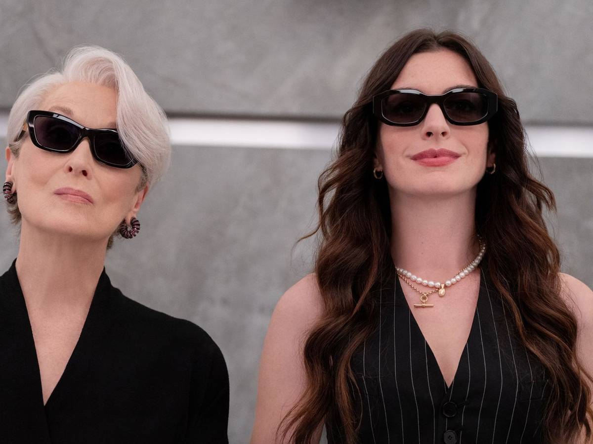 Meryl Streep (links) und Anne Hathaway haben die Kult-Komödie „Der Teufel trägt Prada“ maßgeblich geprägt. Klar, dass sie auch bei der Fortsetzung (Bild) dabei sind. Dabei wäre es beinahe anders gekommen. Vor allem Meryl Streep war anfangs das Sorgenkind der Produktion. (Bild: Disney/20th Century Studios/Macall Polay)