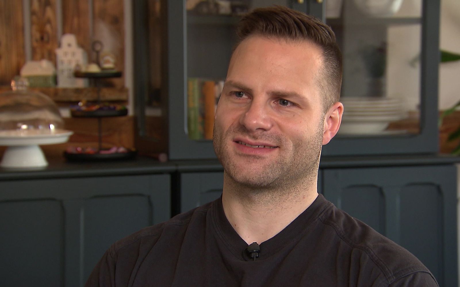 Gastgeber Kevin (35) war früher Vize-Deutscher Meister im Bodybuilding. (Bild: RTL)