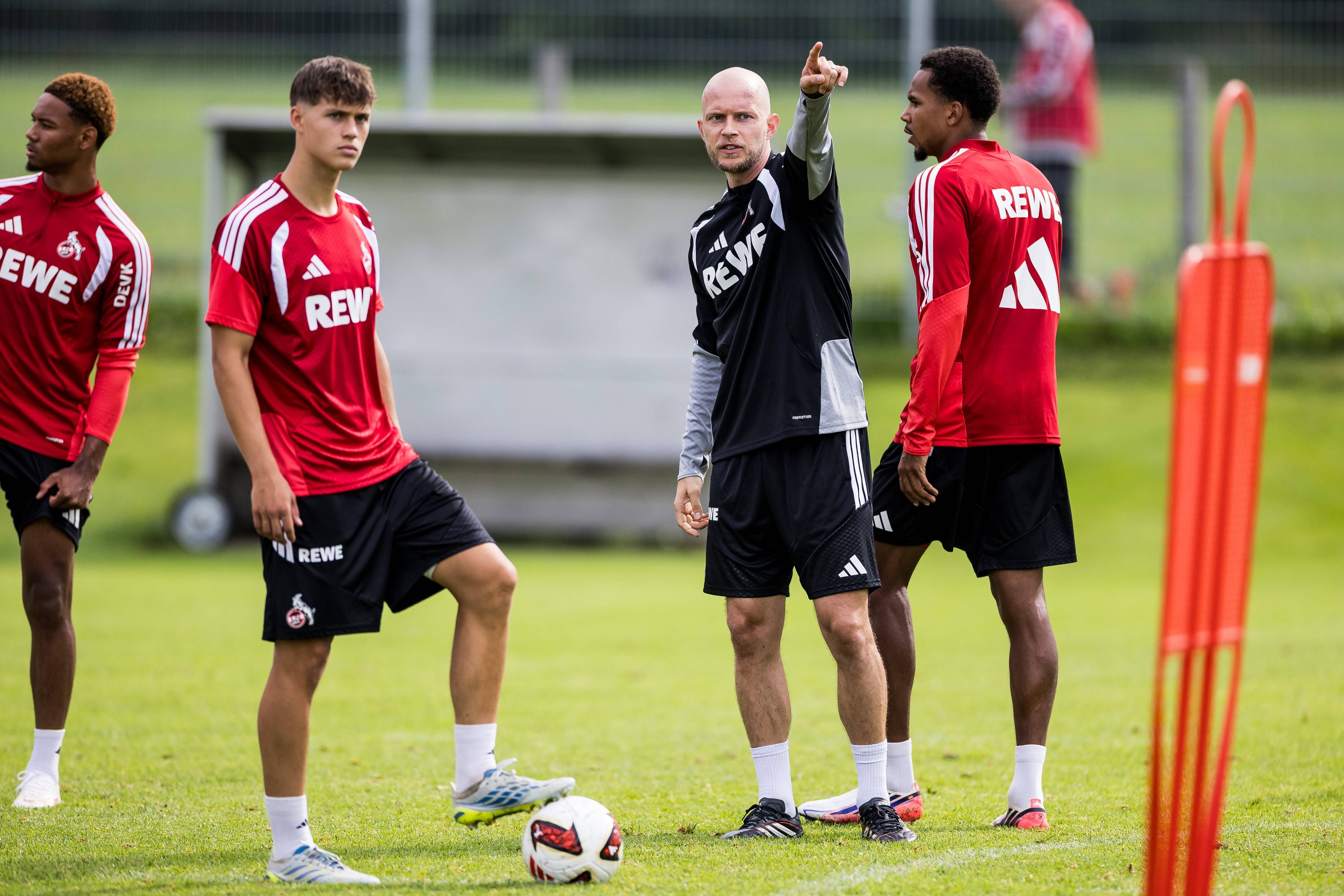 Kölns neuer Cheftrainer René Wagner im Trainingslager in St. Johann/Tirol mit Jonathan Friemel und Youssoupha Niang auf dem Platz.