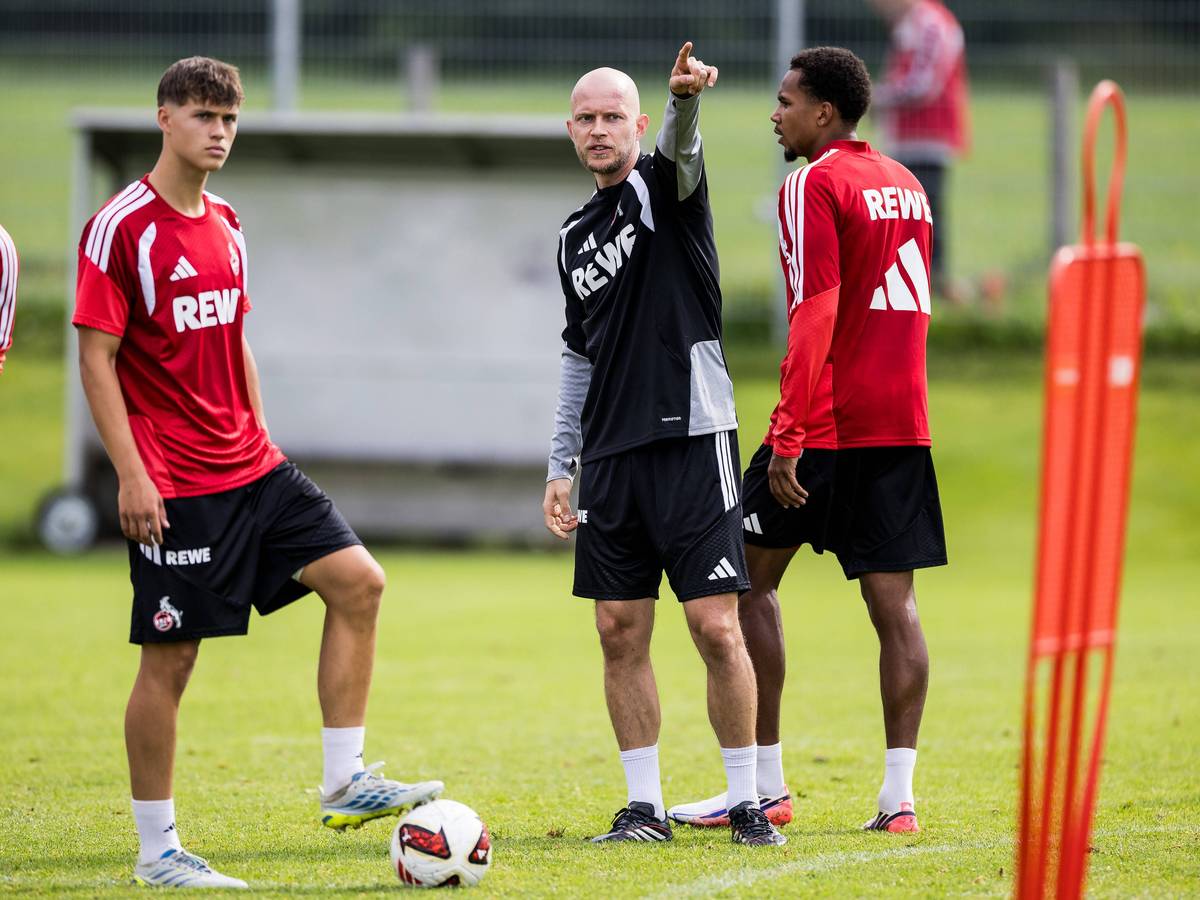Kölns neuer Cheftrainer René Wagner im Trainingslager in St. Johann/Tirol mit Jonathan Friemel und Youssoupha Niang auf dem Platz.