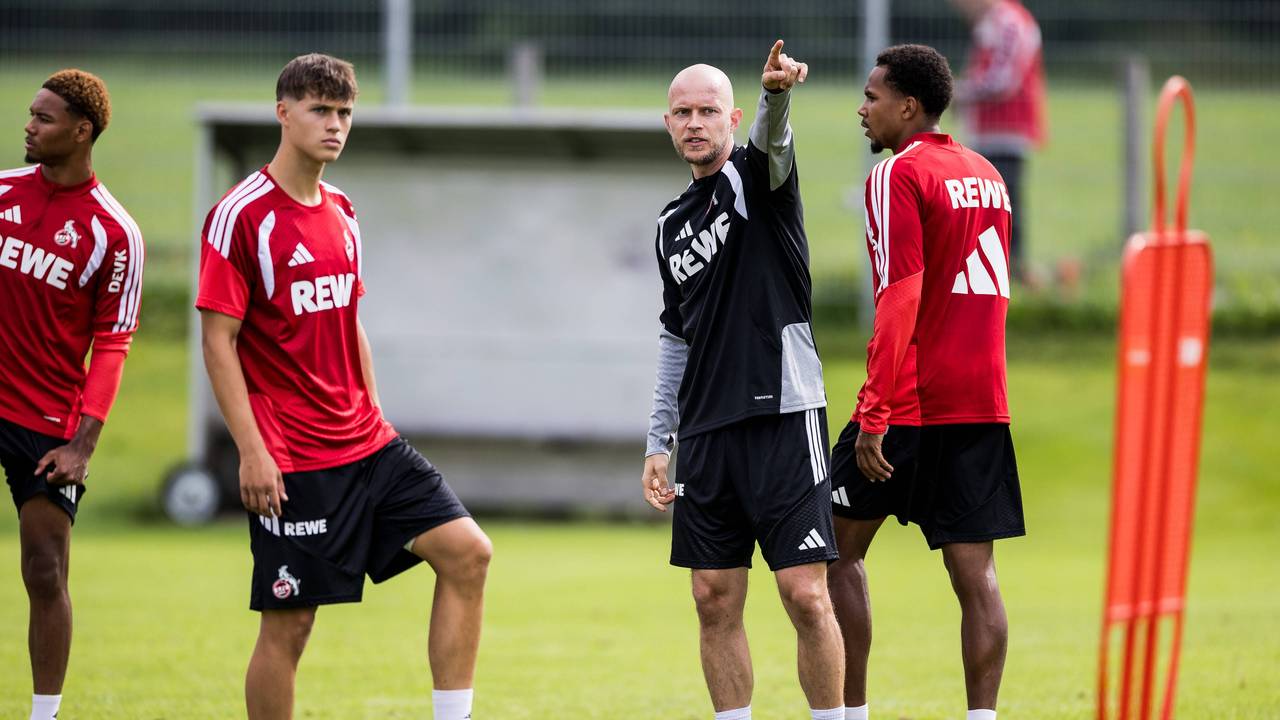 Kölns neuer Cheftrainer René Wagner im Trainingslager in St. Johann/Tirol mit Jonathan Friemel und Youssoupha Niang auf dem Platz.