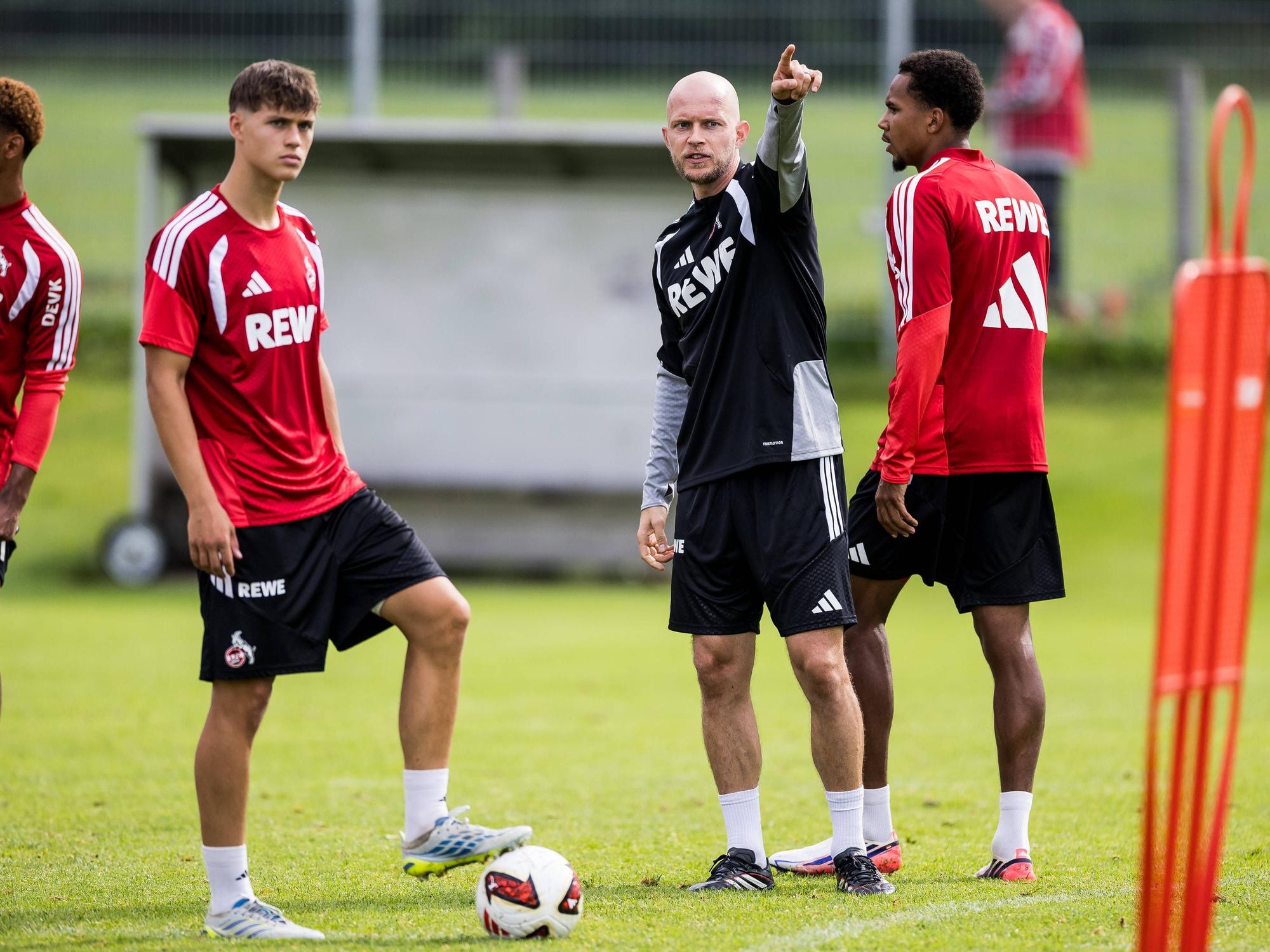 Kölns neuer Cheftrainer René Wagner im Trainingslager in St. Johann/Tirol mit Jonathan Friemel und Youssoupha Niang auf dem Platz.