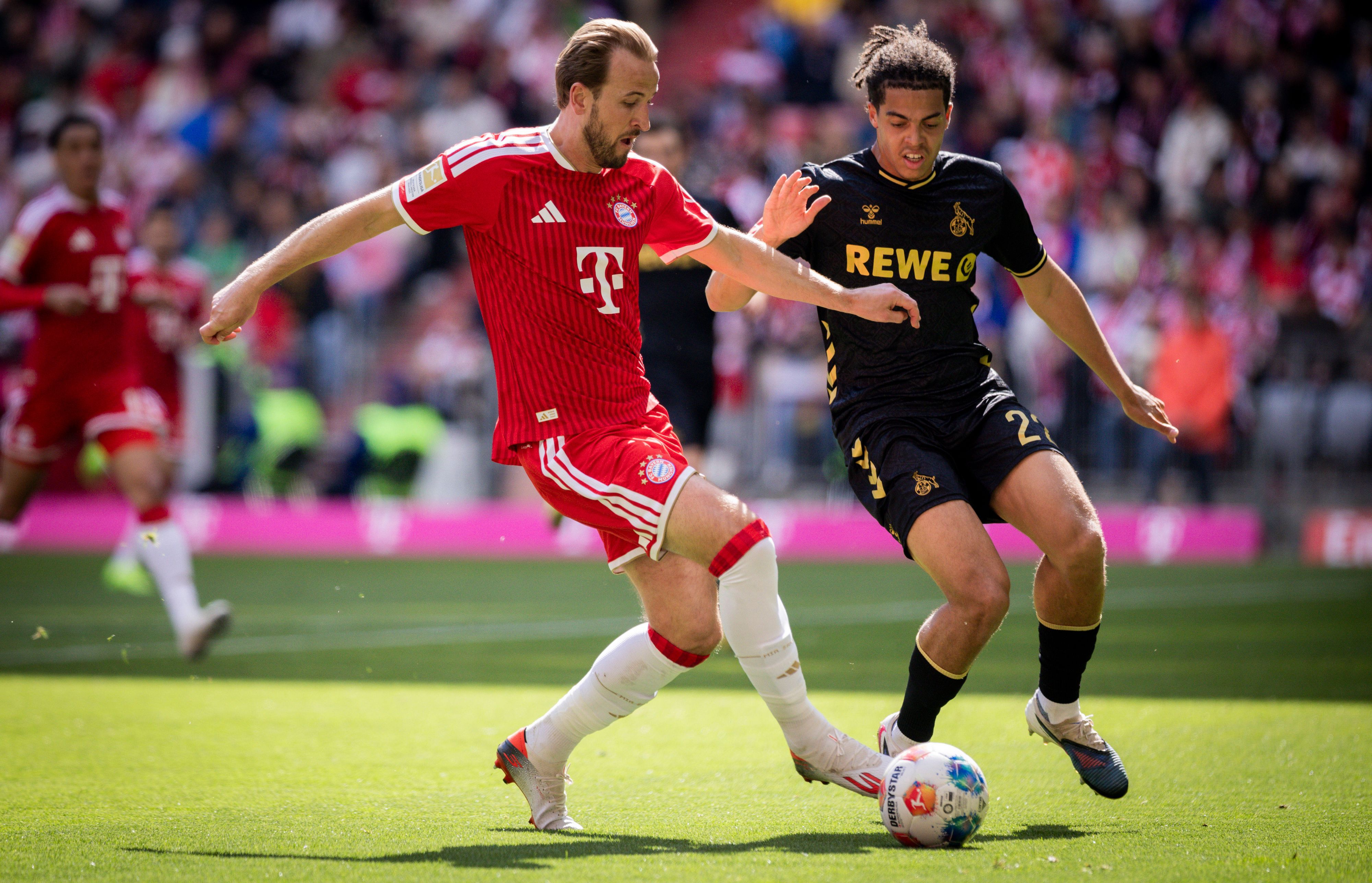 Harry Kane behauptet den Ball gegen Jahmai Simpson-Pusey.
