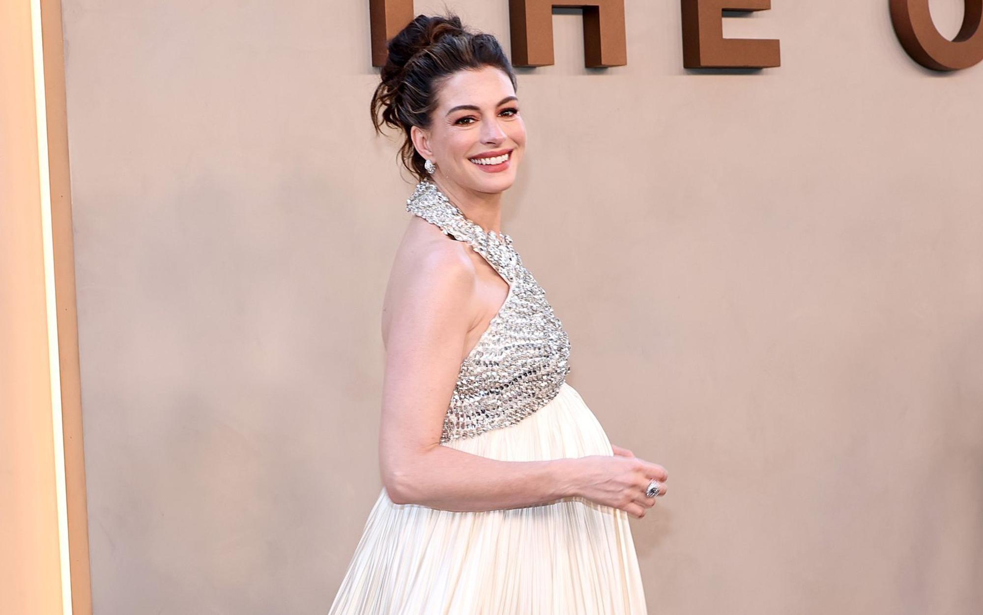 Bei der Premiere von „Die Odyssee“ zeigte sich Anne Hathaway mit Babybauch. (Bild: Jamie McCarthy/Getty Images)
