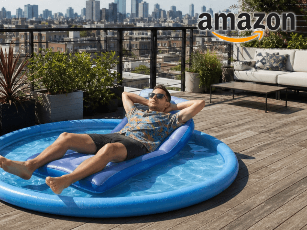 Ein Mann der sich in einem Sonnenpool auf einer Dachterrasse sonnt.