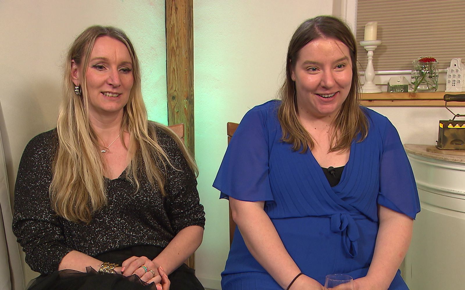 Jenny (l.) und Michelle sind nicht zufrieden mit Kevins Dinner: „Vor allem die Hauptspeise ist misslungen.“ (Bild: RTL)