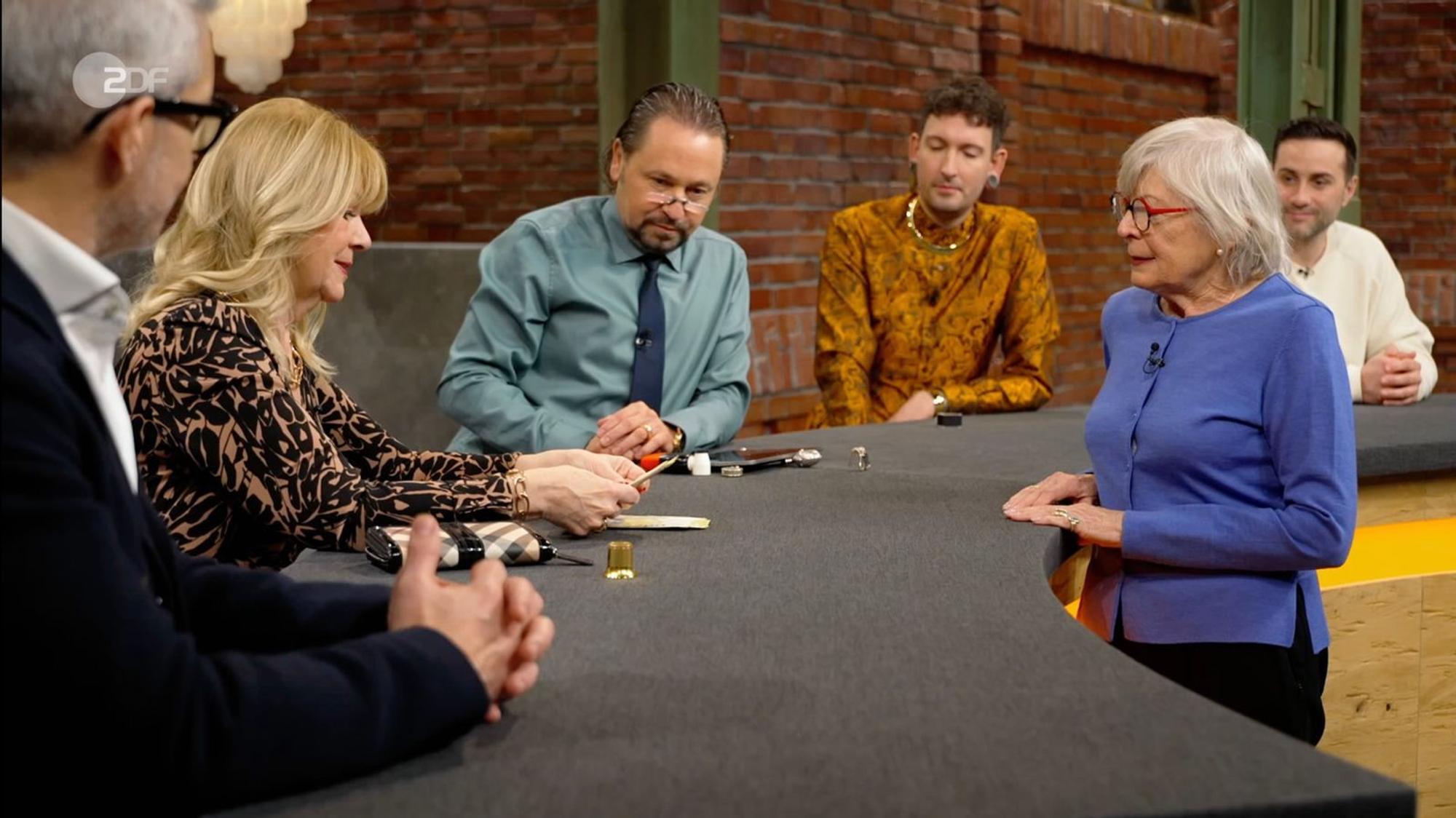 Elke Velten sicherte sich die Brosche für 14.500 Euro. „Juhu“, jubelte die Verkäuferin (rechts) - ihre Kreuzfahrt war jetzt sicher bezahlt. (Bild: ZDF)