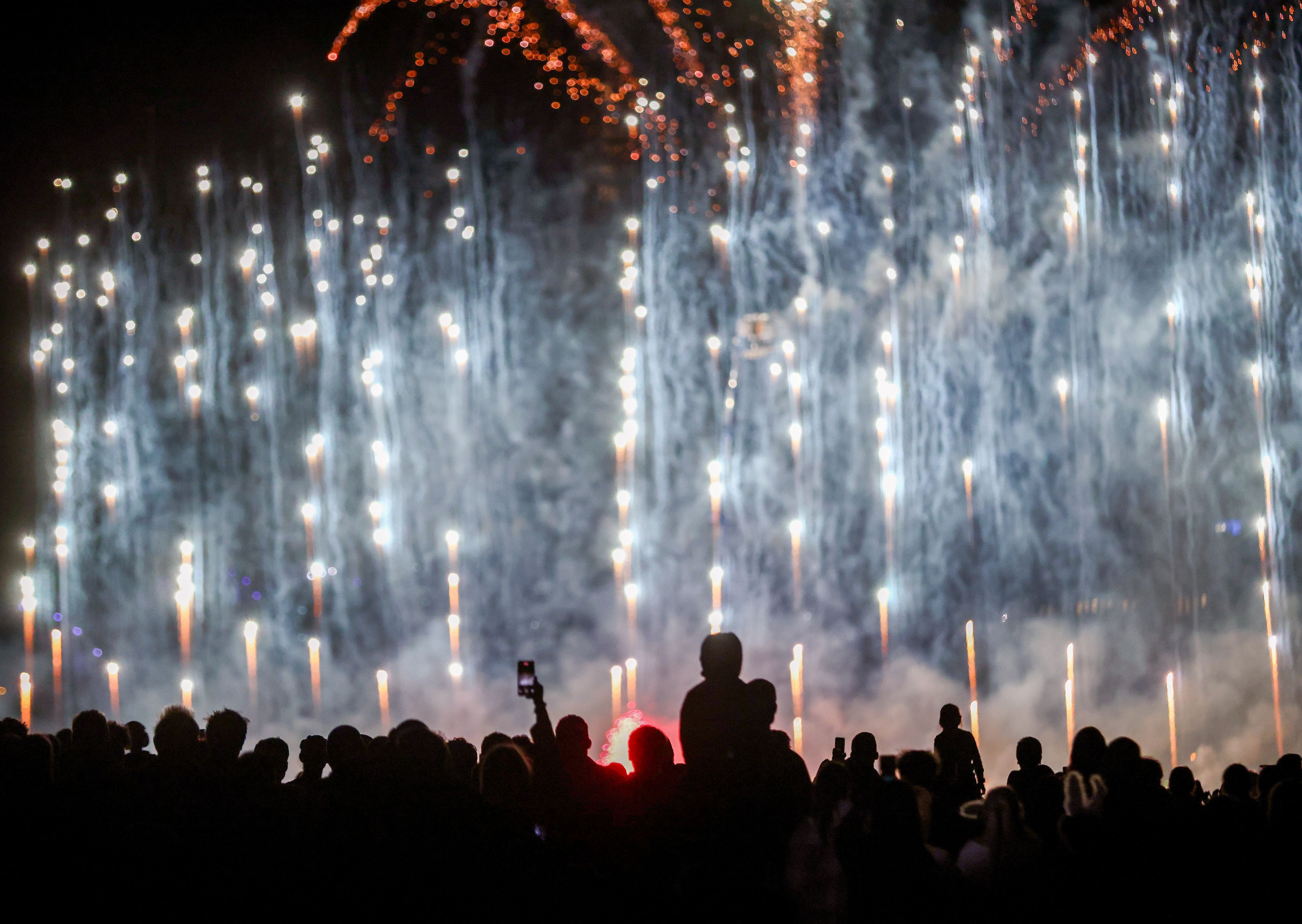 Kölner Lichter 2025: Tausende Menschen sahen im Rheinpark das größte musiksynchrone Feuerwerk Europas.