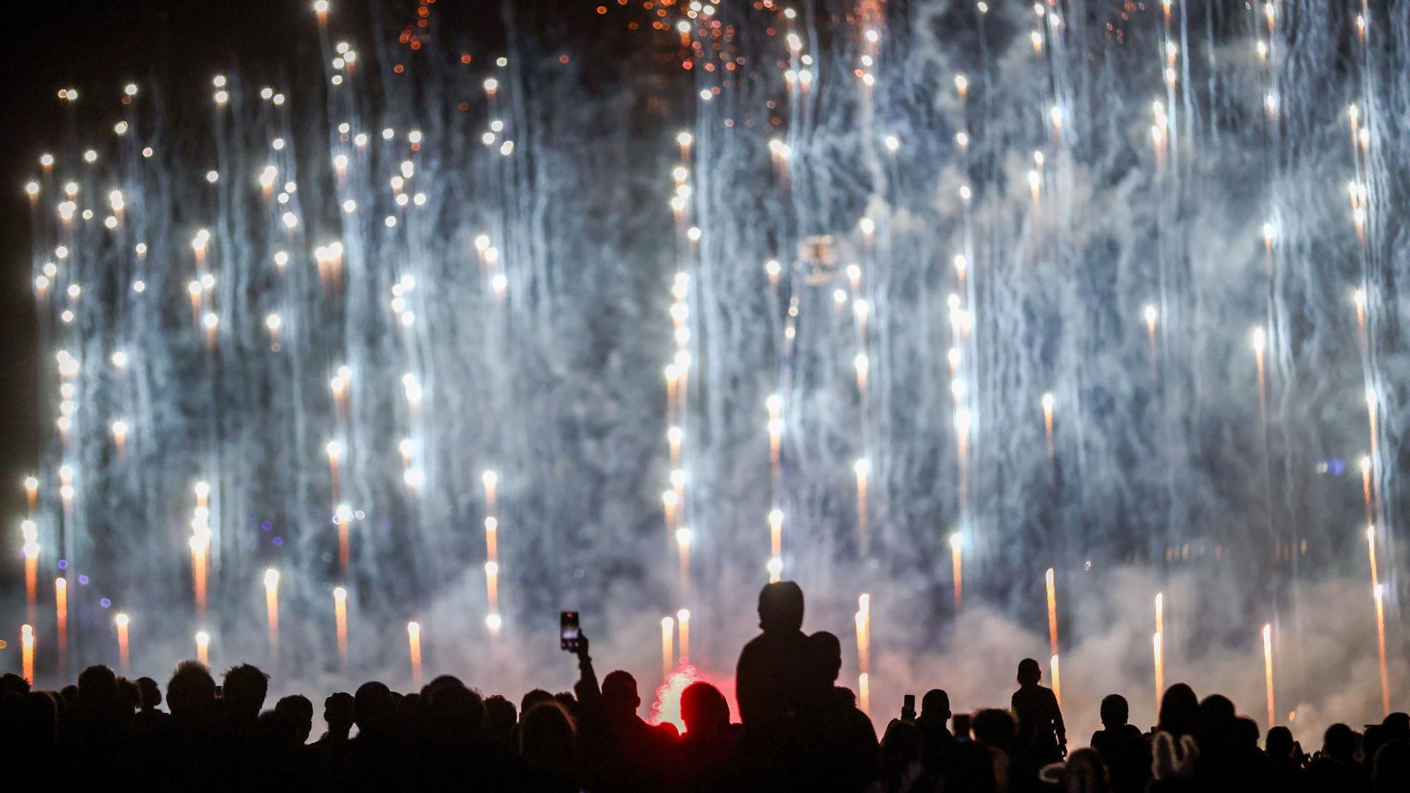 Kölner Lichter 2025: Tausende Menschen sahen im Rheinpark das größte musiksynchrone Feuerwerk Europas.