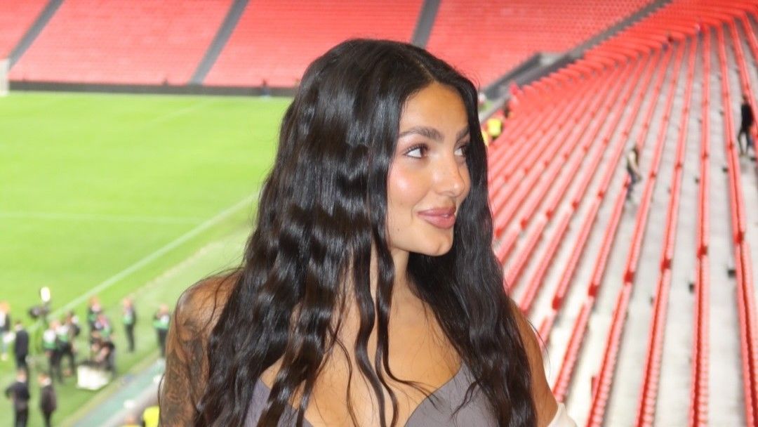 Ainhi García posiert bei Athletic Bilbao im Stadion.
