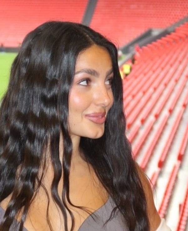 Ainhi García posiert bei Athletic Bilbao im Stadion.