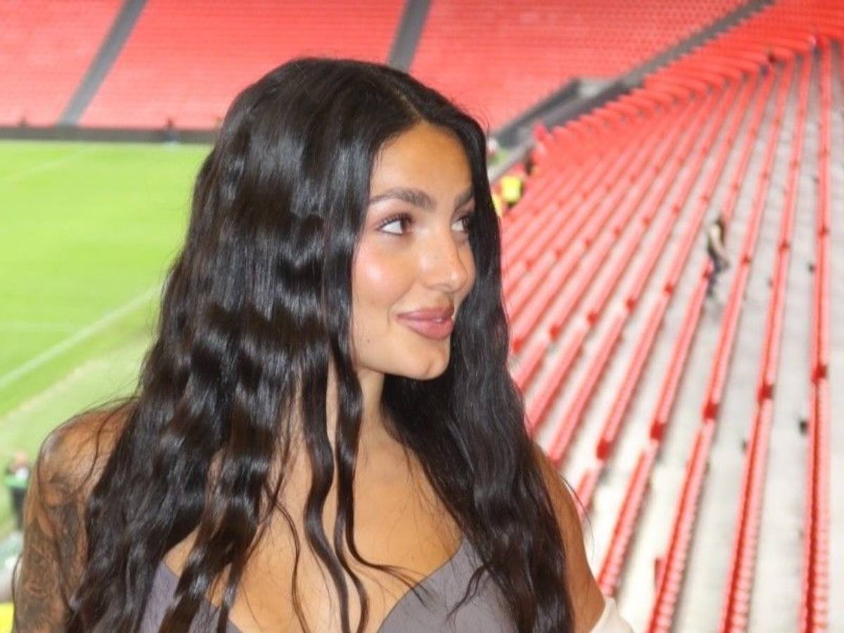 Ainhi García posiert bei Athletic Bilbao im Stadion.