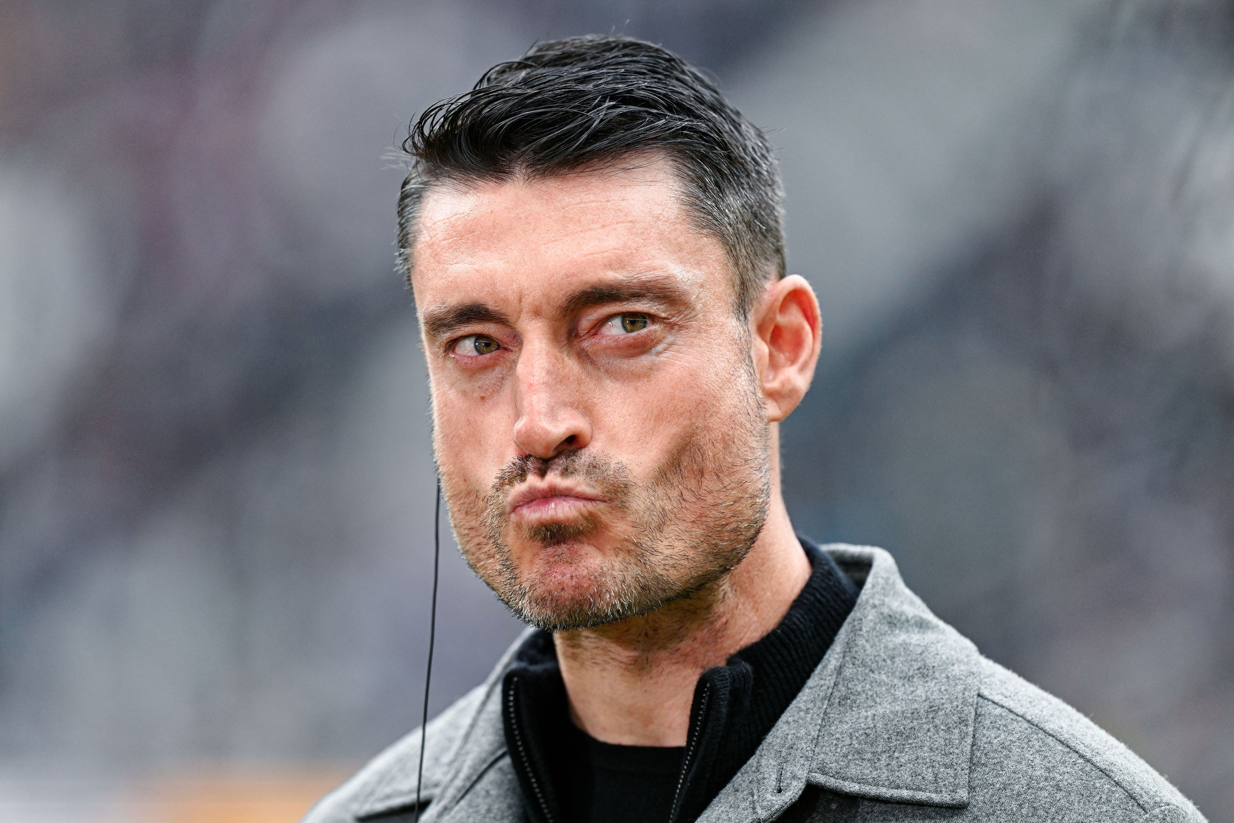 Trainer Albert Riera verzieht das Gesicht.