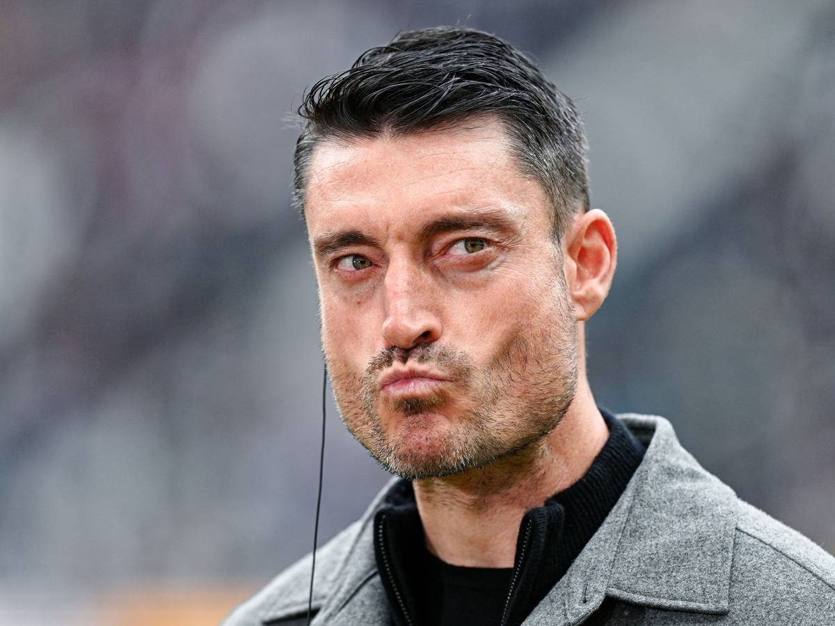 Trainer Albert Riera verzieht das Gesicht.