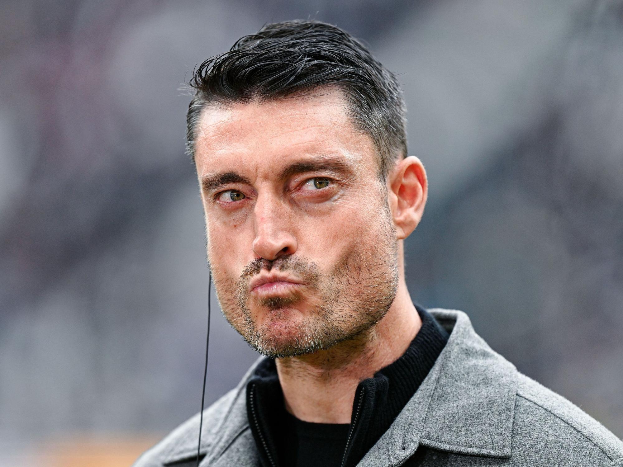 Trainer Albert Riera verzieht das Gesicht.