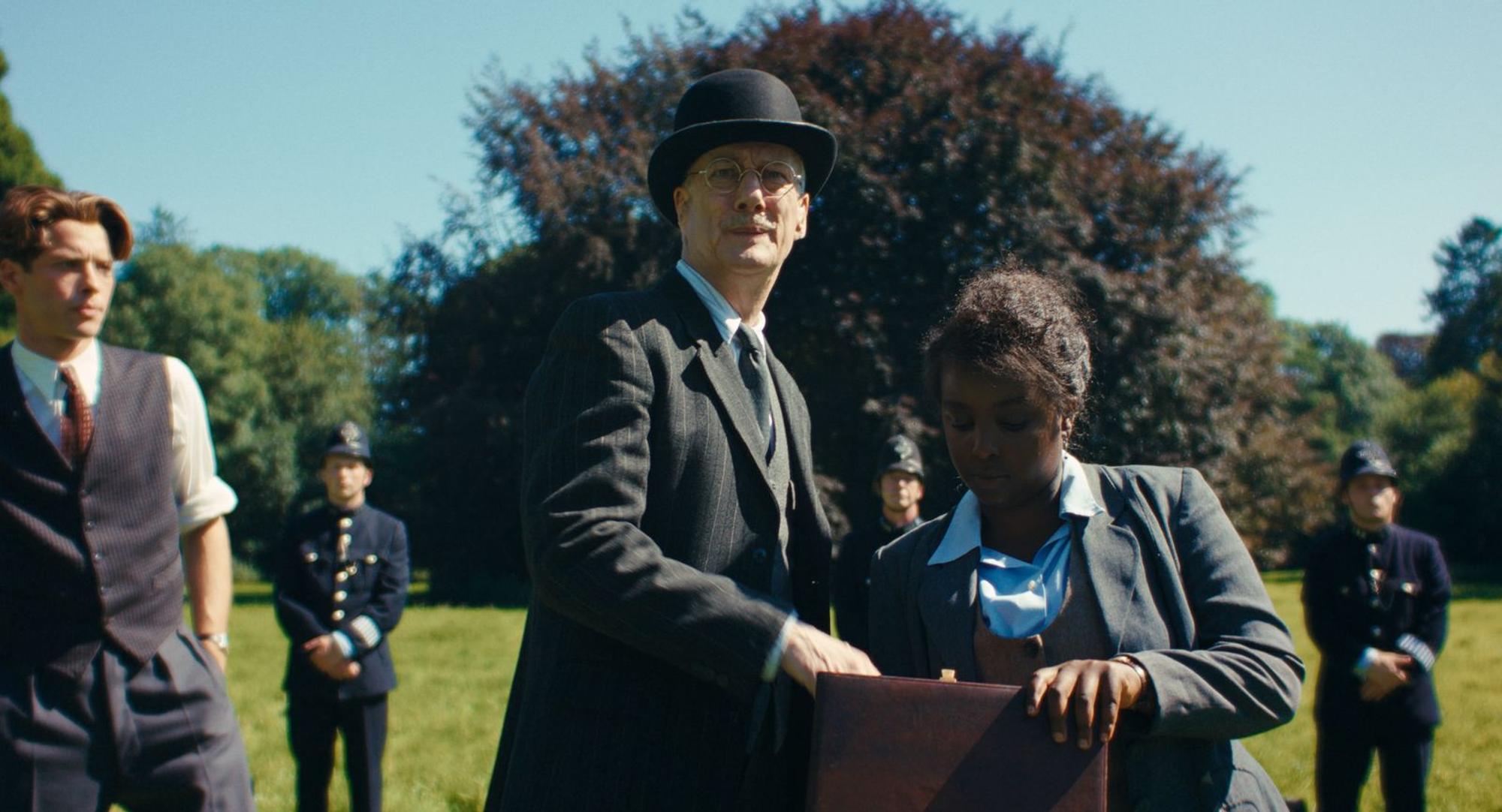 DCI Thistlethwaite (Stephen Tompkinson, Dritter von links) und DC Quant (Donna Banya) müssen bei ihren Ermittlungen mit dem exzentrischen Verhalten - und dem Drogenkonsum - der anwesenden Künstler umgehen. (Bild: ZDF/Panenka)